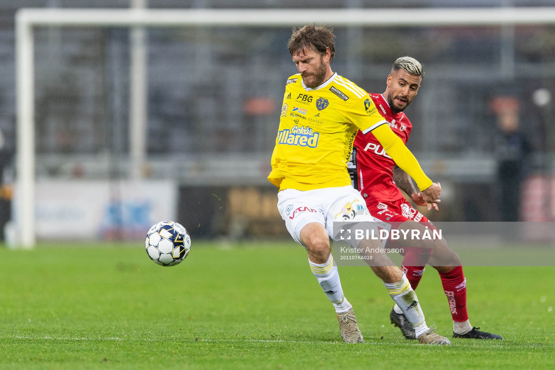 Falkenbergs Karl Söderström och Elfsborgs Rami Kaib under fotbollsmatchen i Allsvenskan mellan Falkenberg och Elfsborg den 7 november 2020 i Falkenberg.