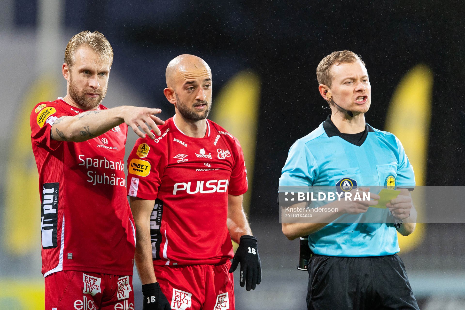Elfsborgs Johan Larsson, Robert Gojani och domare Fredrik
