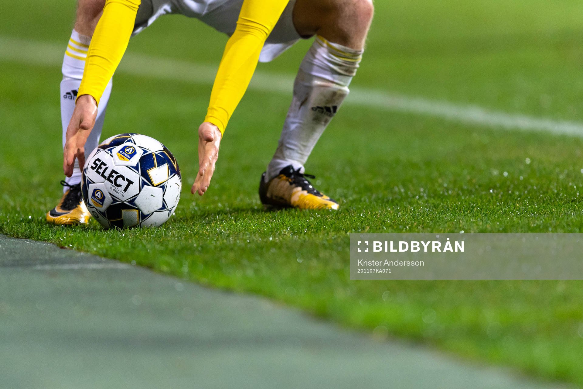 En fotboll plockas upp