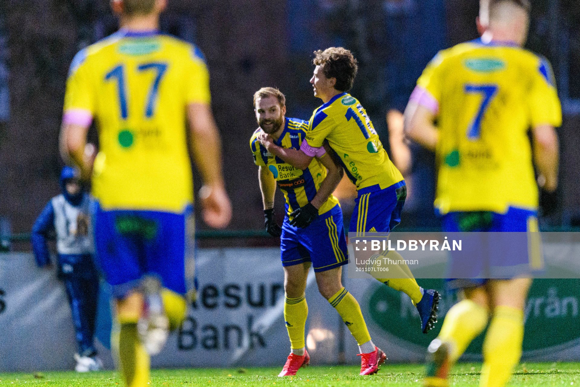 Eskilsminnes Emil Åberg jublar med Filip Ottosson efter han gjort 1-1 under fotbollsmatchen i division 1 södra mellan Eskilsminne och Tvååker den 7 november 2020 i Helsingborg.