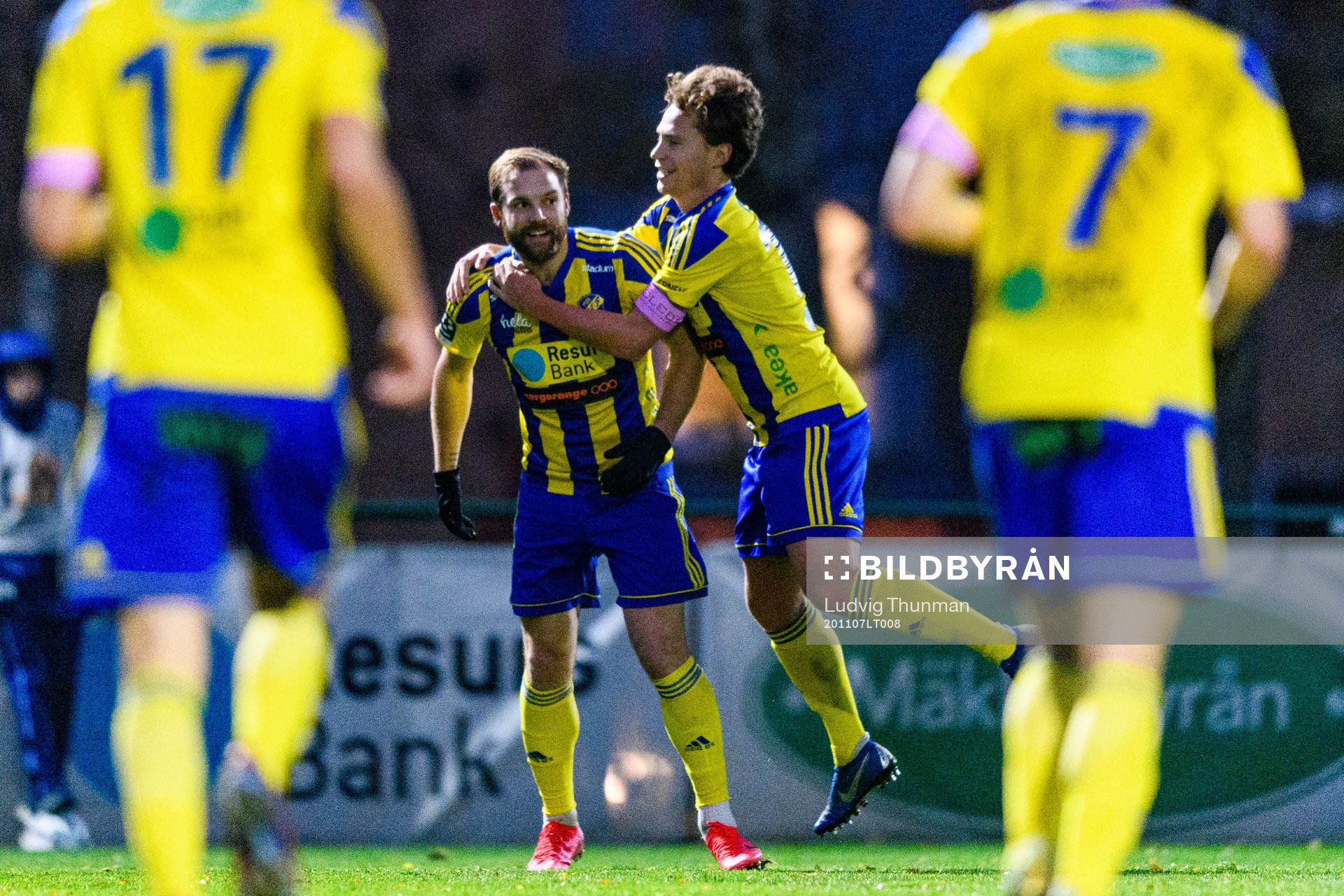 Eskilsminnes Emil Åberg jublar med Filip Ottosson