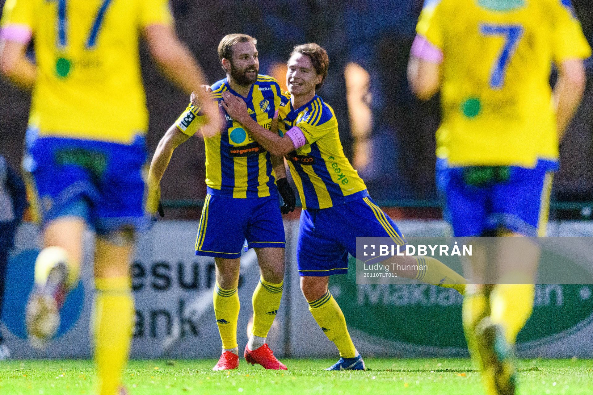 Eskilsminnes Emil Åberg jublar med Filip Ottosson efter han gjort 1-1 under fotbollsmatchen i division 1 södra mellan Eskilsminne och Tvååker den 7 november 2020 i Helsingborg.