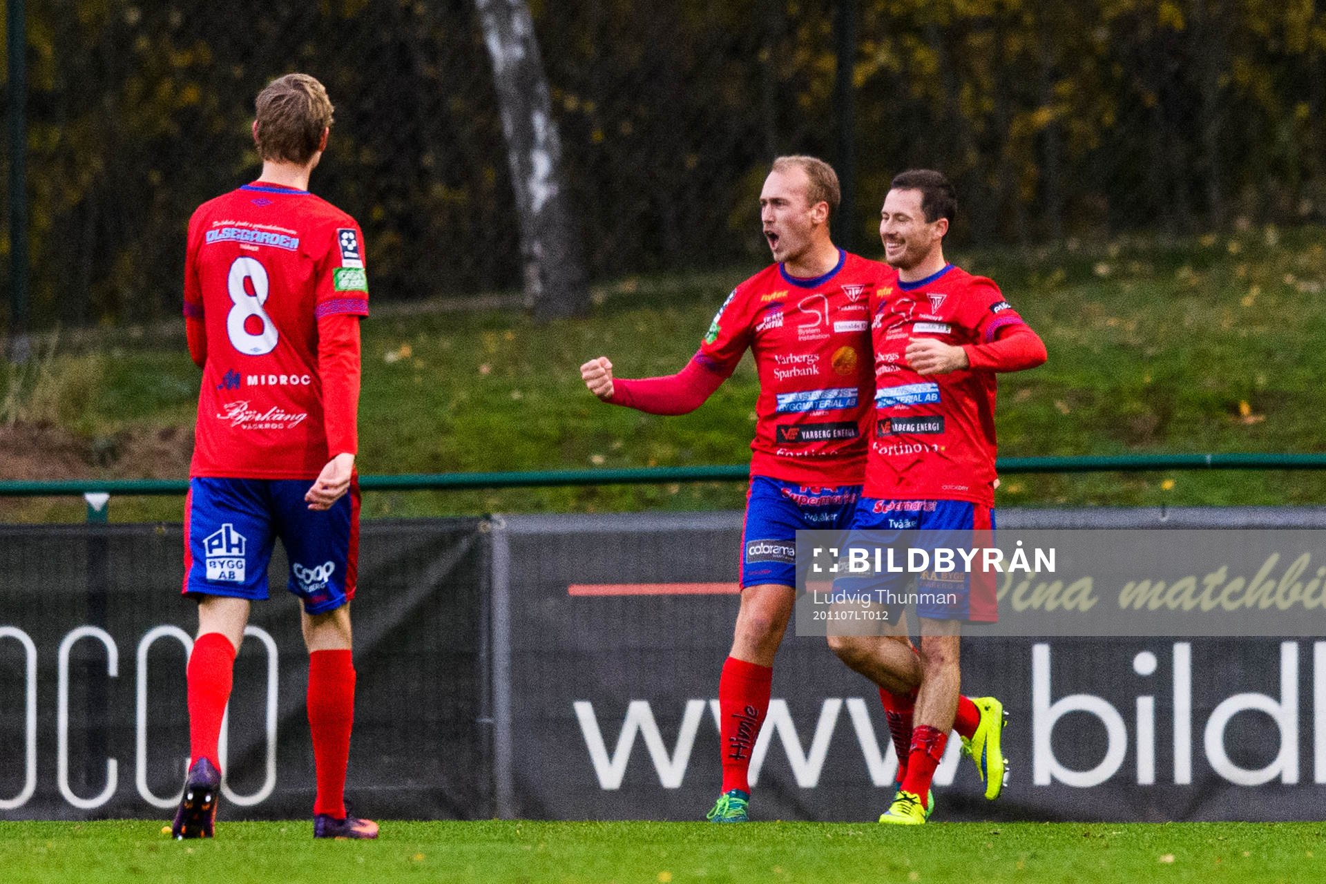 Tvååkers Jakob Adolfsson jublar efter 0-1 under fotbollsmatchen i division 1 södra mellan Eskilsminne och Tvååker den 7 november 2020 i Helsingborg.
