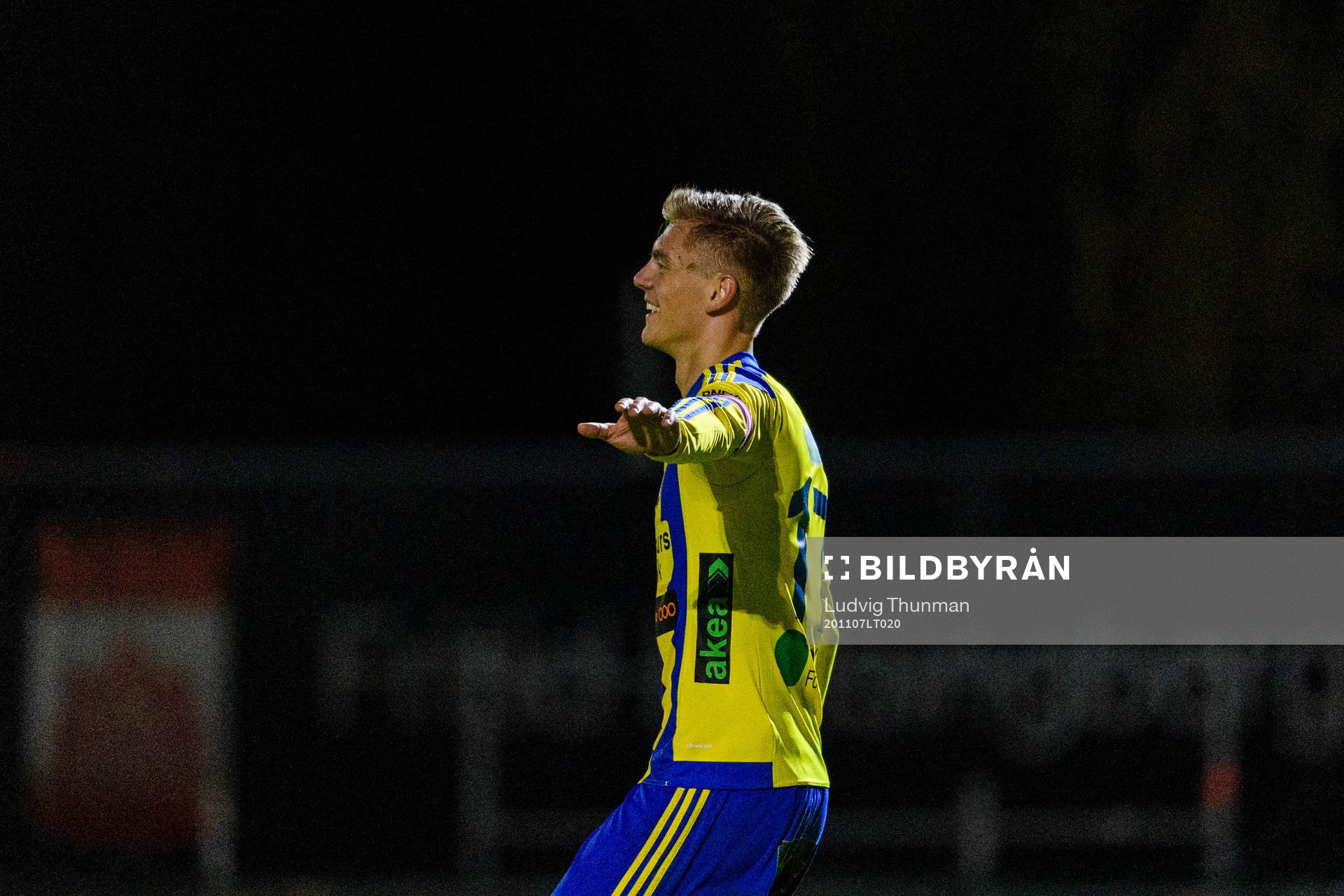 Eskilsminnes Dennis Olsson jublar efter han gjort 3-1 under fotbollsmatchen i division 1 södra mellan Eskilsminne och Tvååker den 7 november 2020 i Helsingborg.