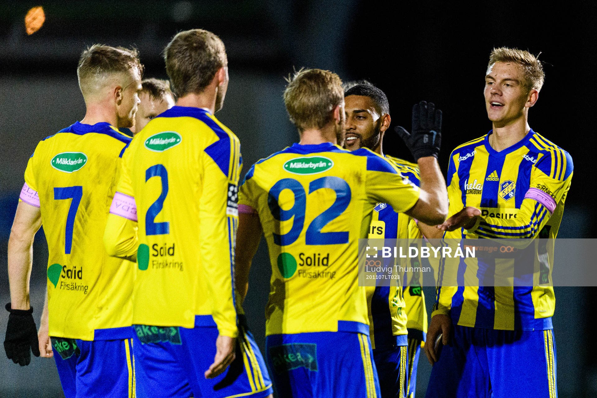 Eskilsminnes Dennis Olsson jublar med lagkamraterna