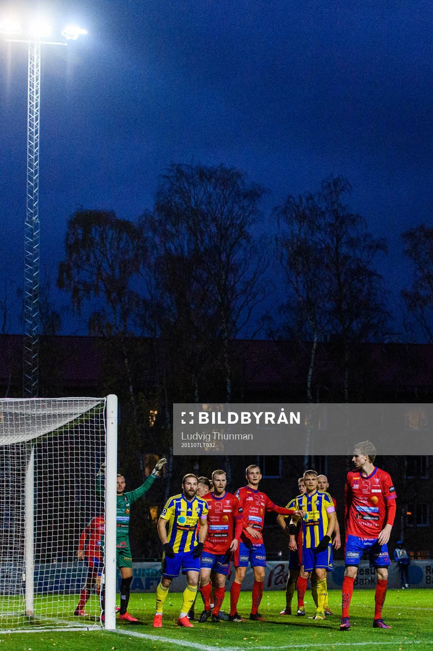 Spelare ställer upp för en hörna under fotbollsmatchen i division 1 södra mellan Eskilsminne och Tvååker den 7 november 2020 i Helsingborg.