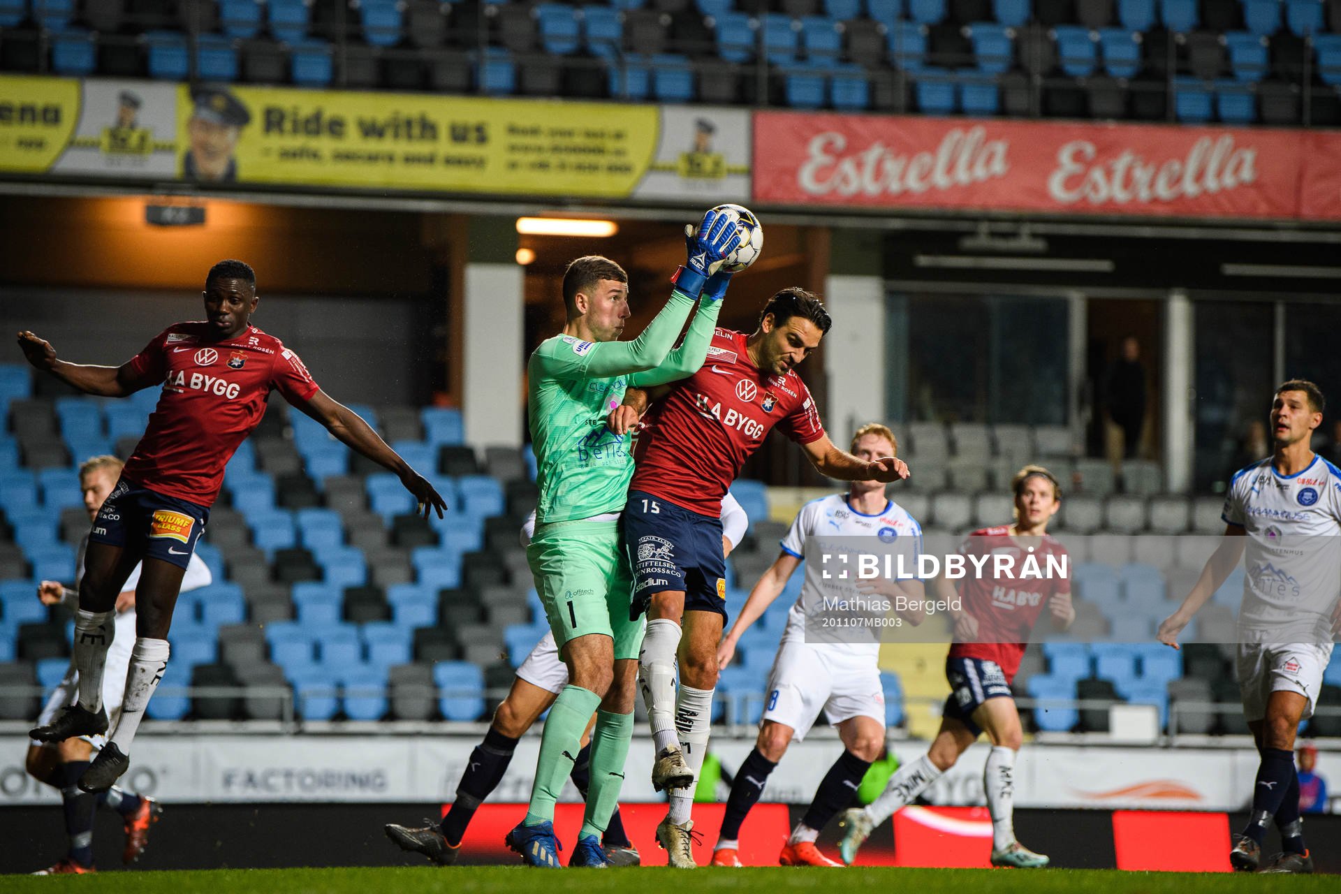 Akropolis målvakt Samuel Brolin och Örgrytes Oliver