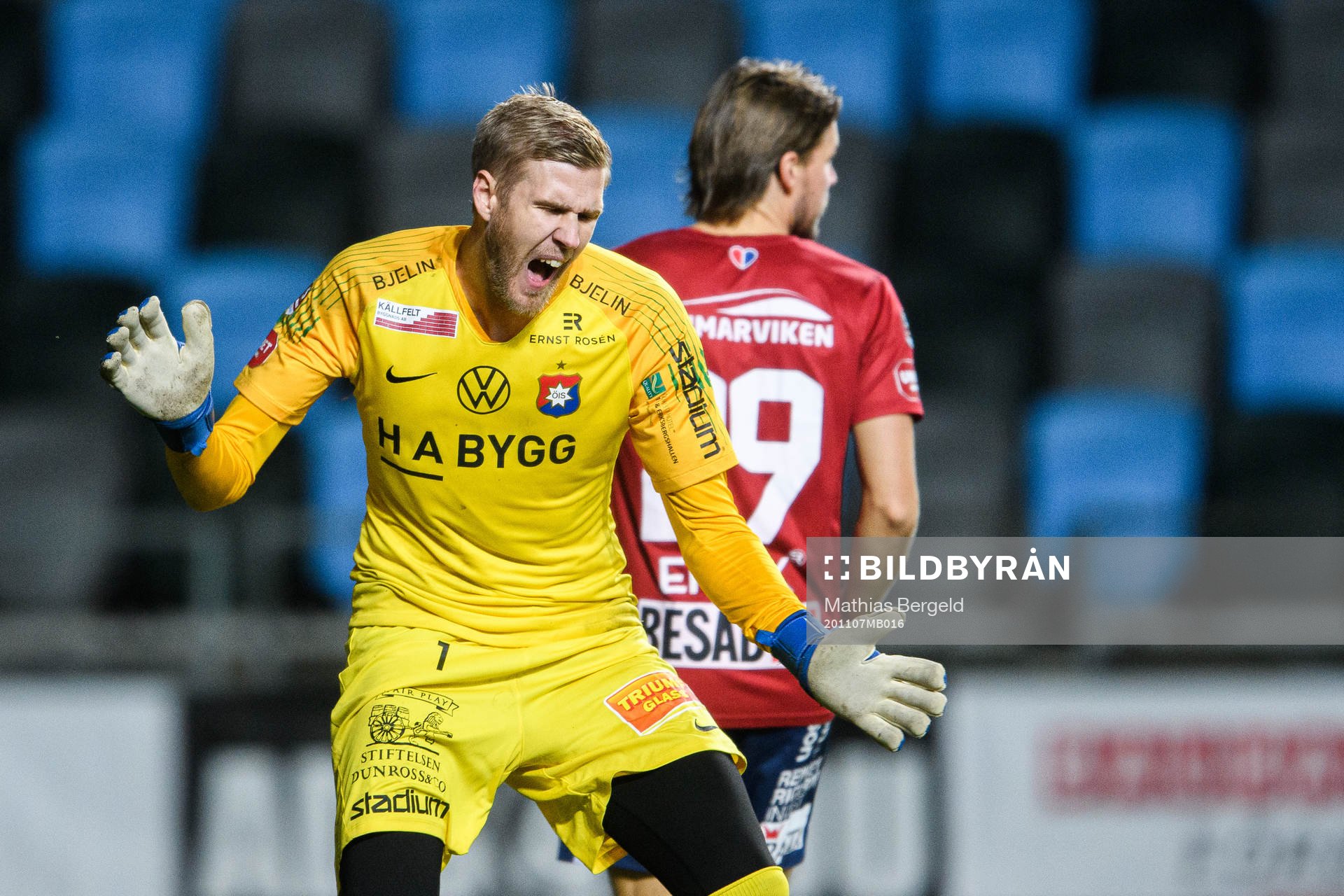 Örgrytes målvakt Fredrik Andersson reagerar