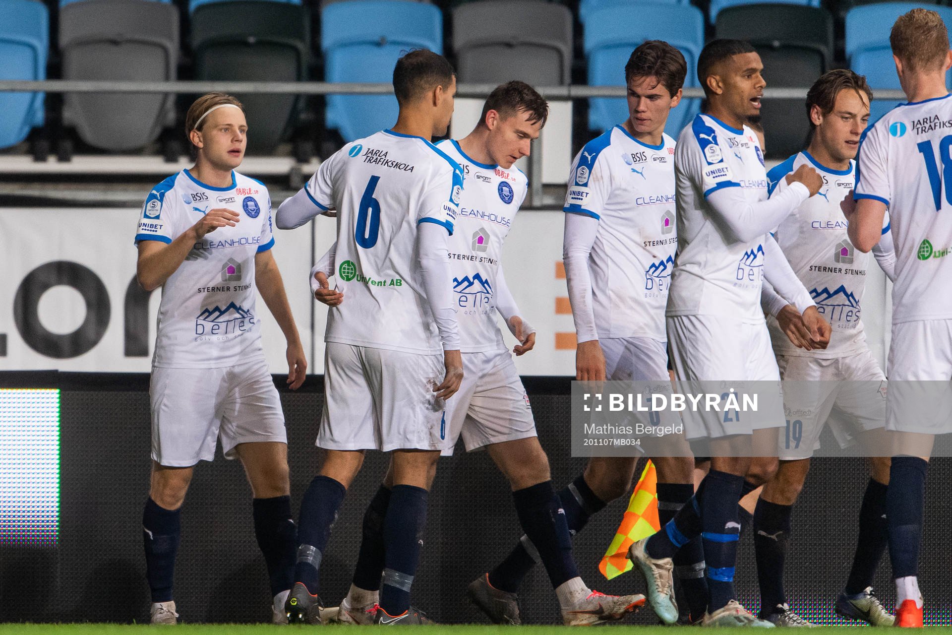 Akropolis Oscar Pettersson jublar med lagkamrater