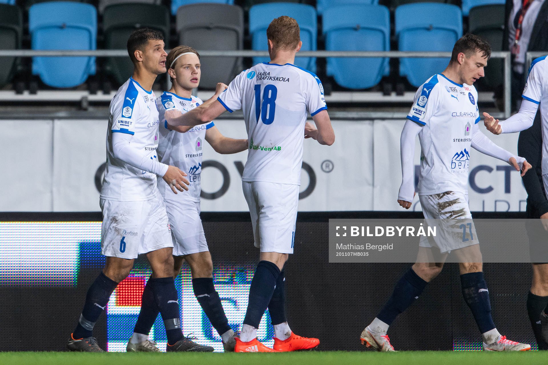 Akropolis Oscar Pettersson jublar med Mauricio Albornoz och
