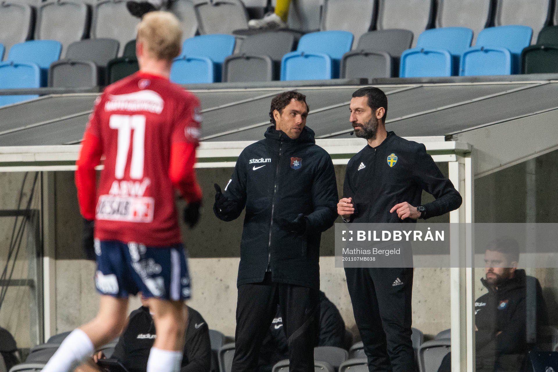 Örgrytes assisterande tränare Johan Elmander diskuterar