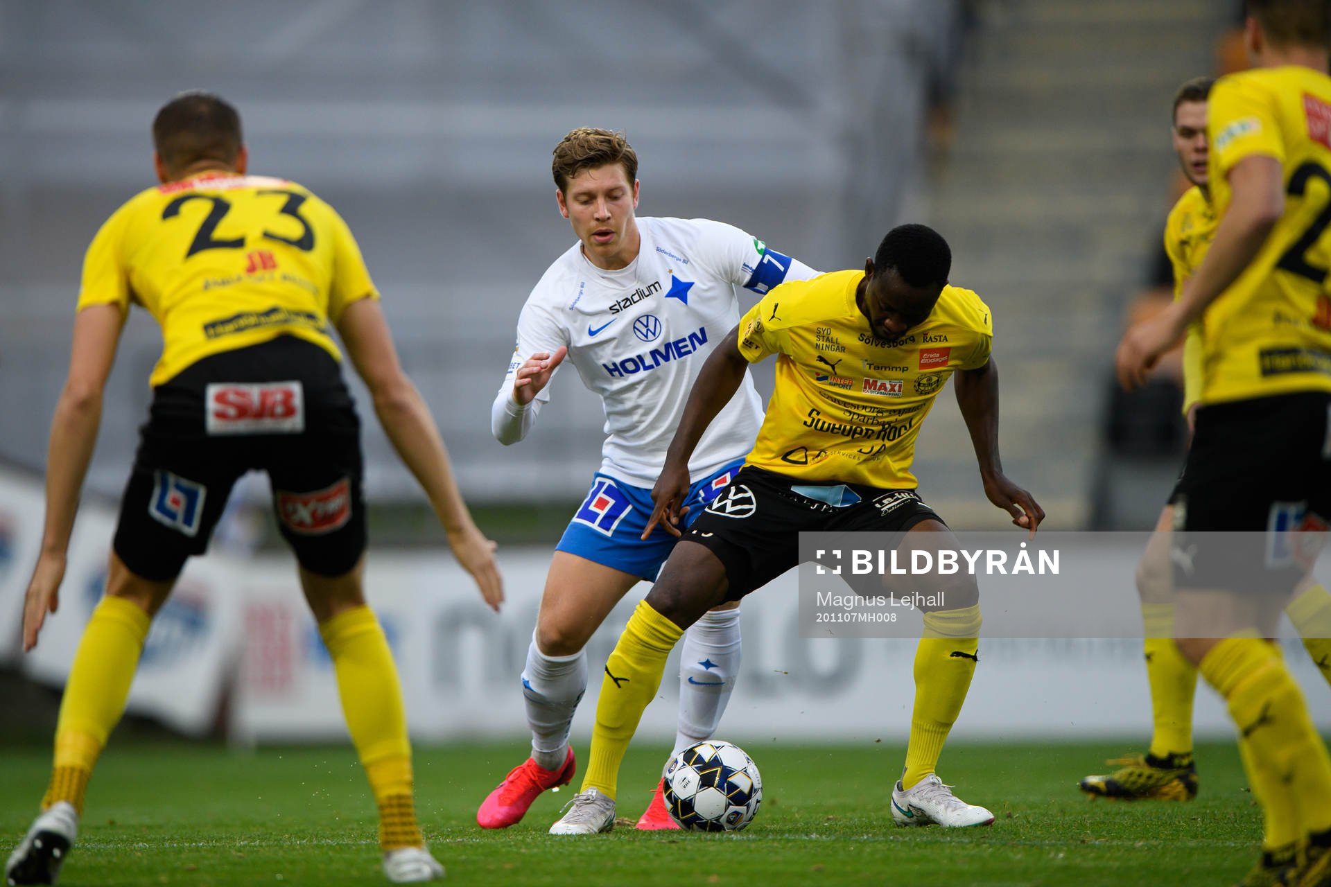 IFK Norrköpings Alexander Fransson och Mjällbys Moses Ogbu
