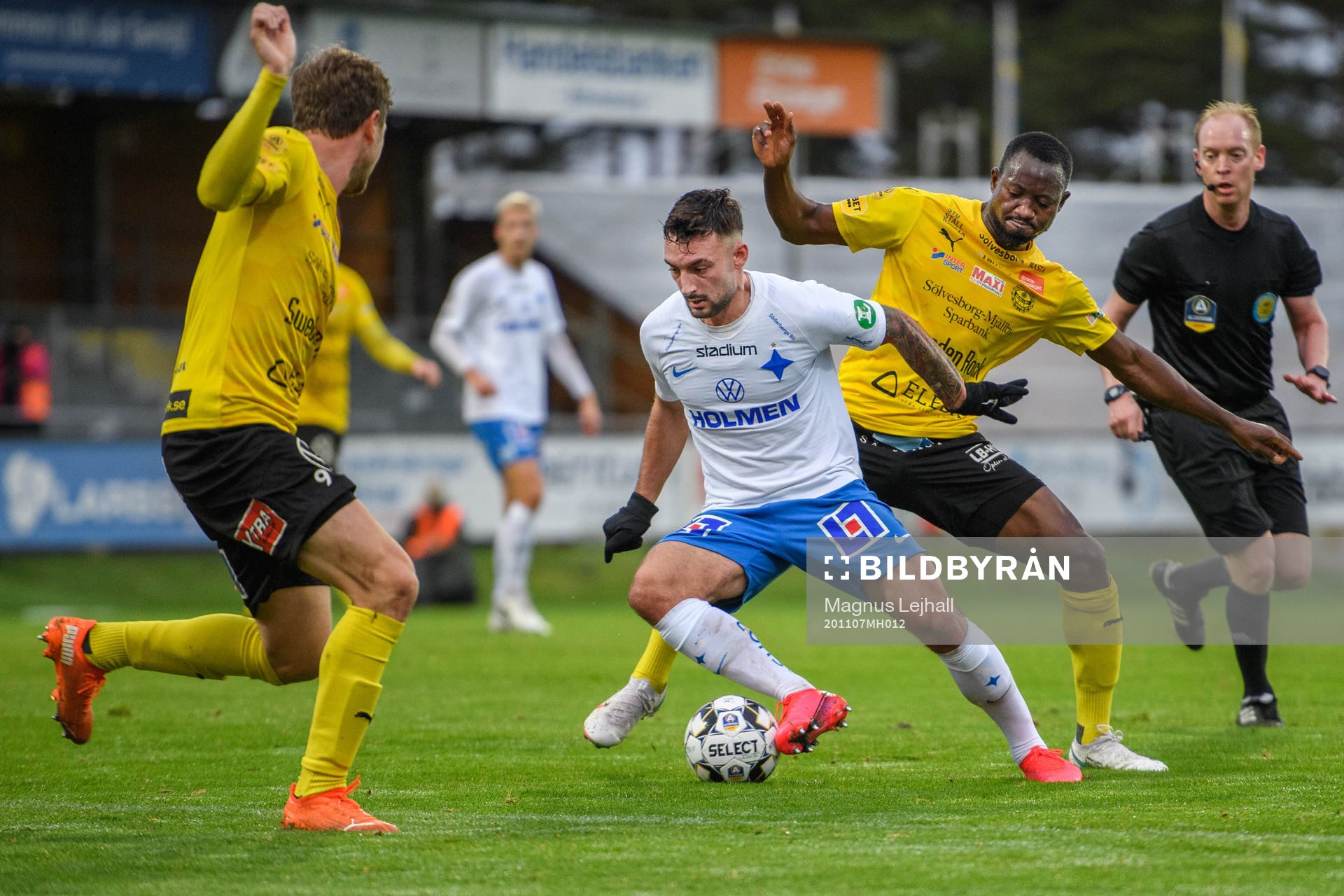 Mjällbys Joel Nilsson och Moses Ogbu försvarar mot IFK
