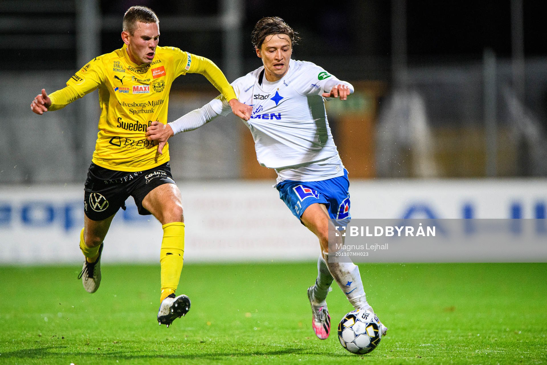 Mjällbys Adam Petersson och IFK Norrköpings Simon Thern