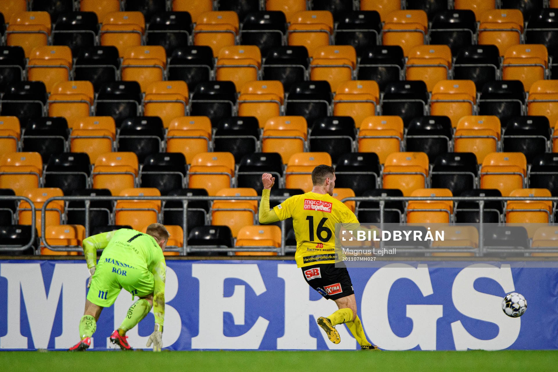 Mjällbys Jacob Bergström gör 2-1 bakom IFK Norrköpings målvakt Isak Pettersson under fotbollsmatchen i Allsvenskan mellan Mjällby och IFK Norrköping den 7 november 2020 i Hällevik.