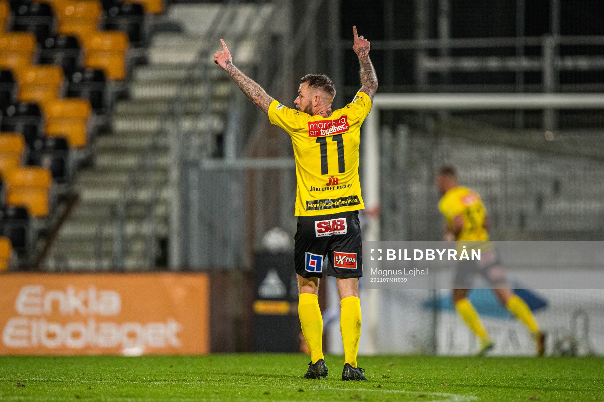 Mjällbys Martin Spelmann jublar efterJacob Bergström (ej i bild) gjort 2-0 under fotbollsmatchen i Allsvenskan mellan Mjällby och IFK Norrköping den 7 november 2020 i Hällevik.