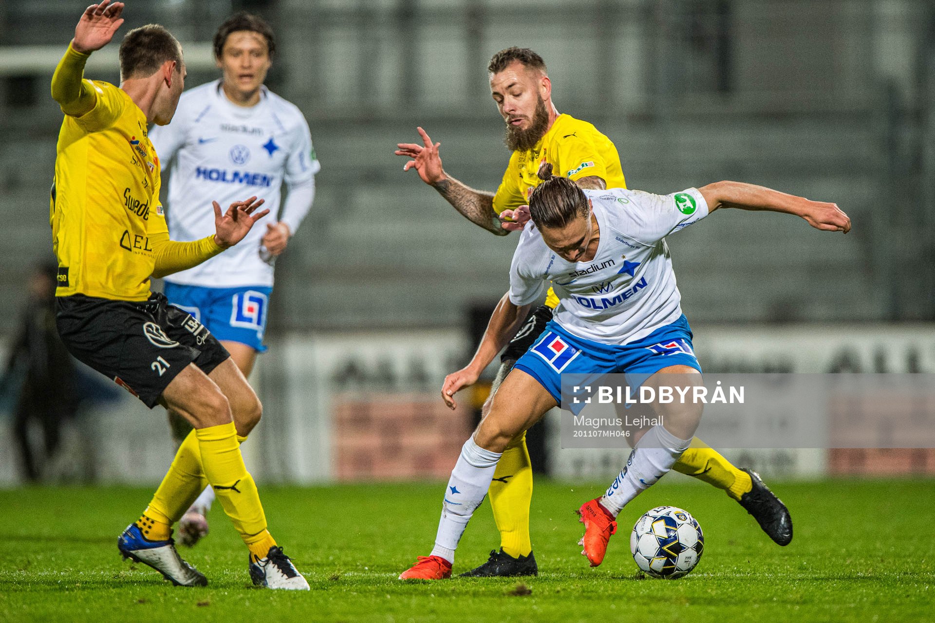 Mjällbys Mjällbys Adam Petersson och Martin Spelmann i kamp med IFK Norrköpings Jonathan Levi under fotbollsmatchen i Allsvenskan mellan Mjällby och IFK Norrköping den 7 november 2020 i Hällevik.