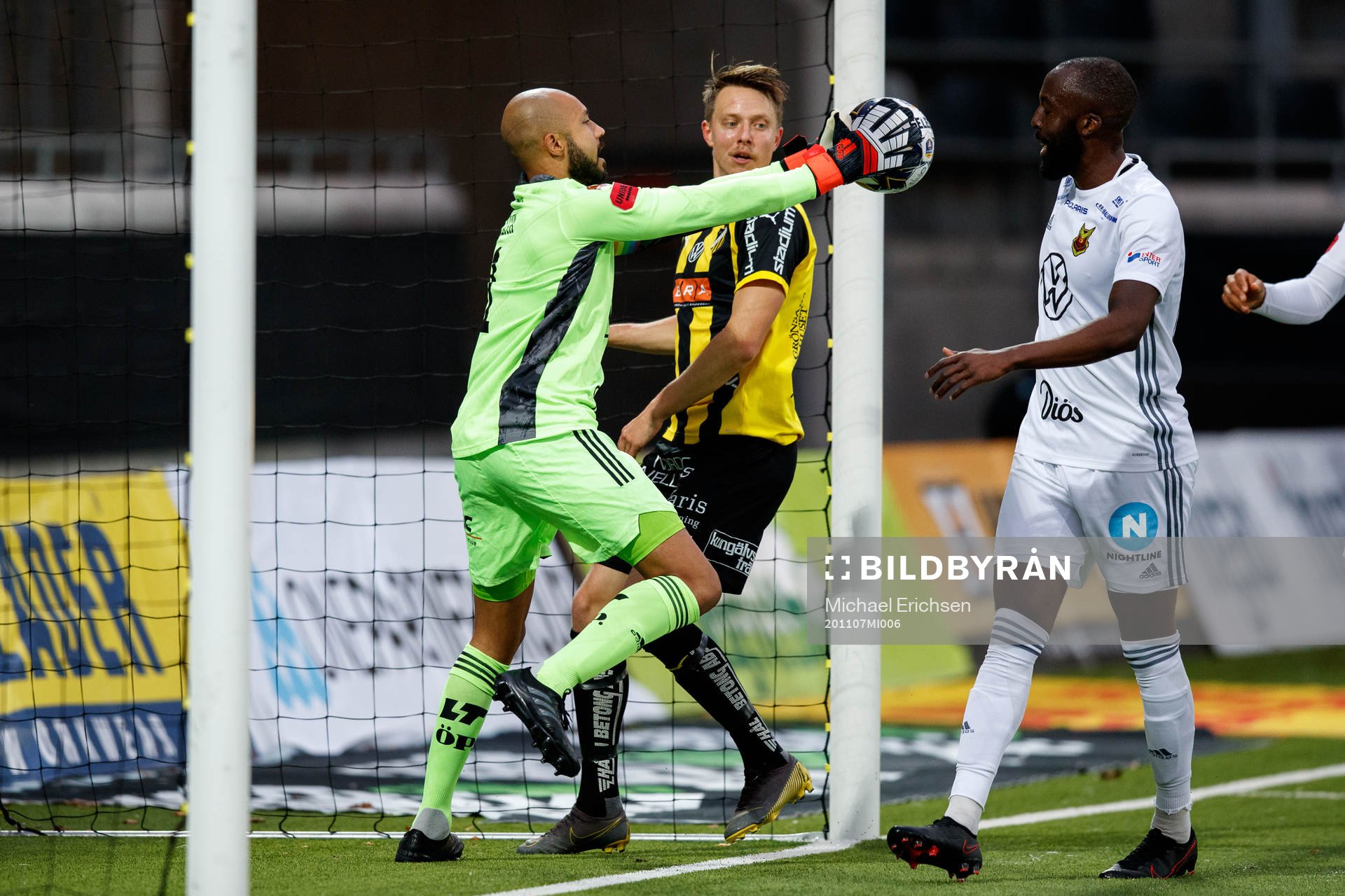 Östersunds målvakt Aly Keita med en räddning framför