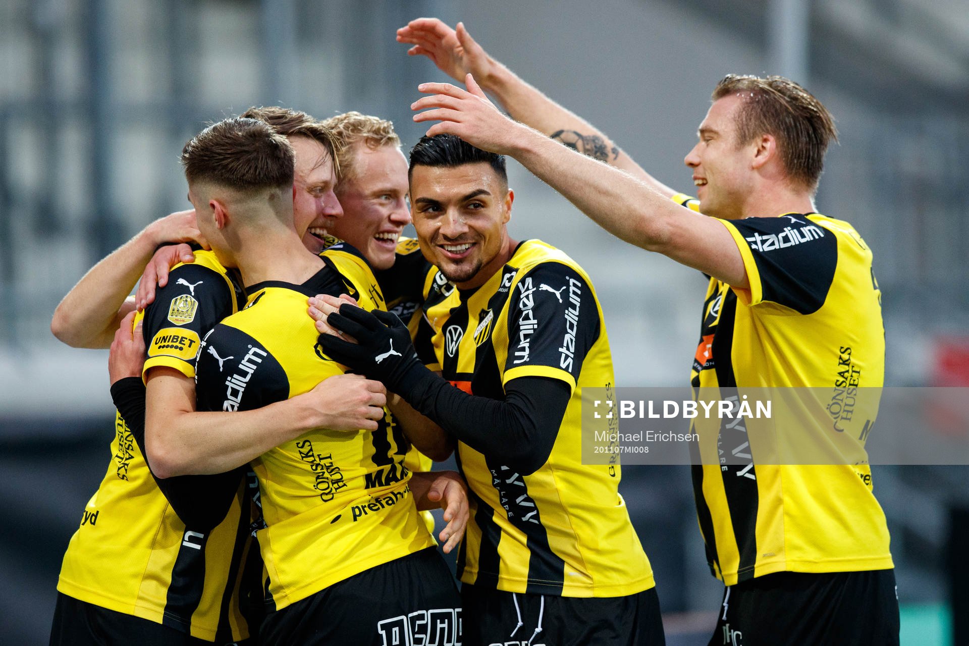 Häckens spelare jublar med Viktor Lundberg
