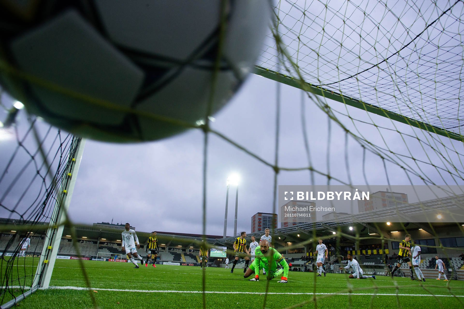 Häckens Viktor Lundberg skjuter 1-0 bakom Östersunds