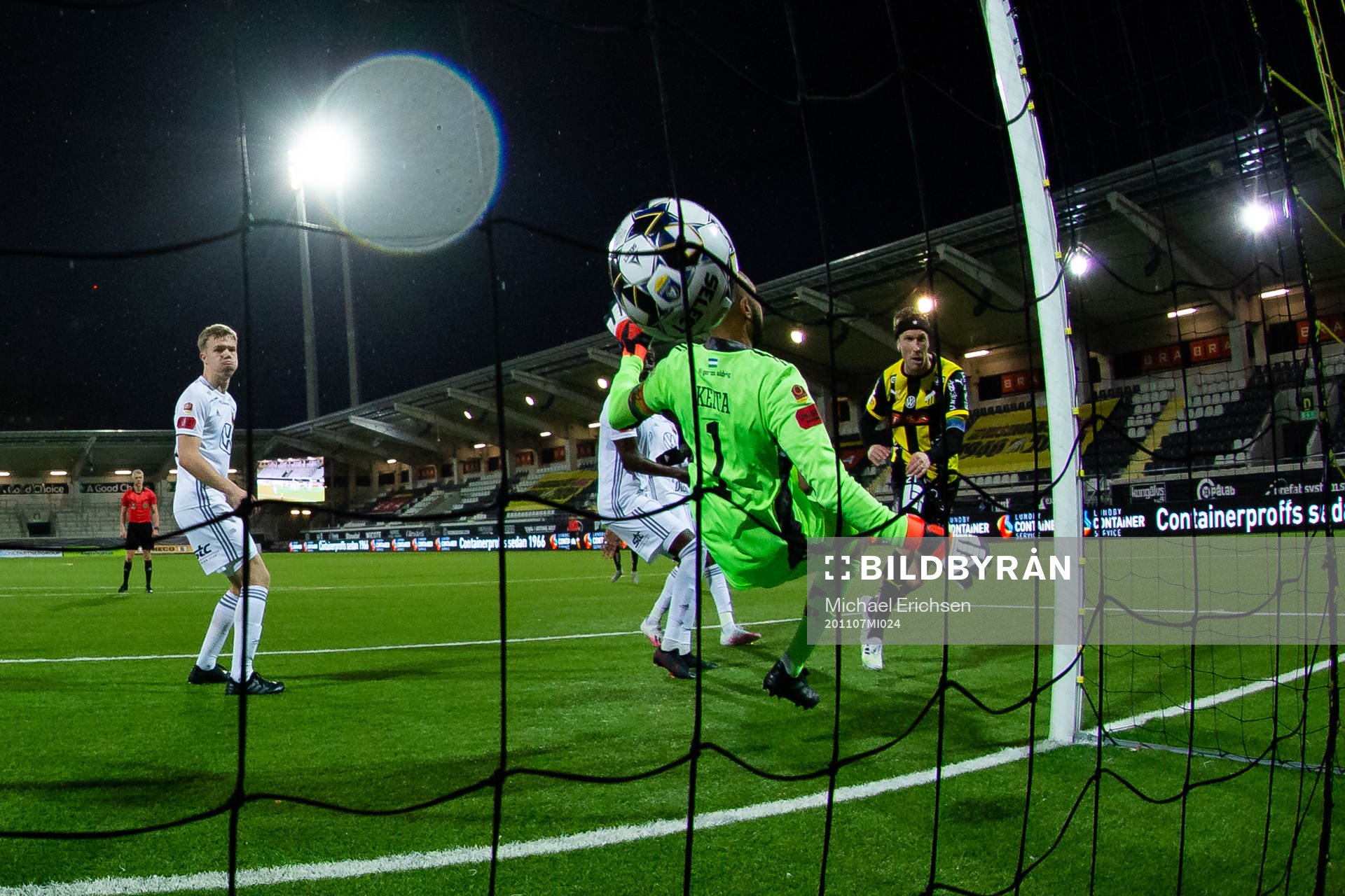 Häckens Rasmus Lindgren nickar in 2-1 bakom Östersunds