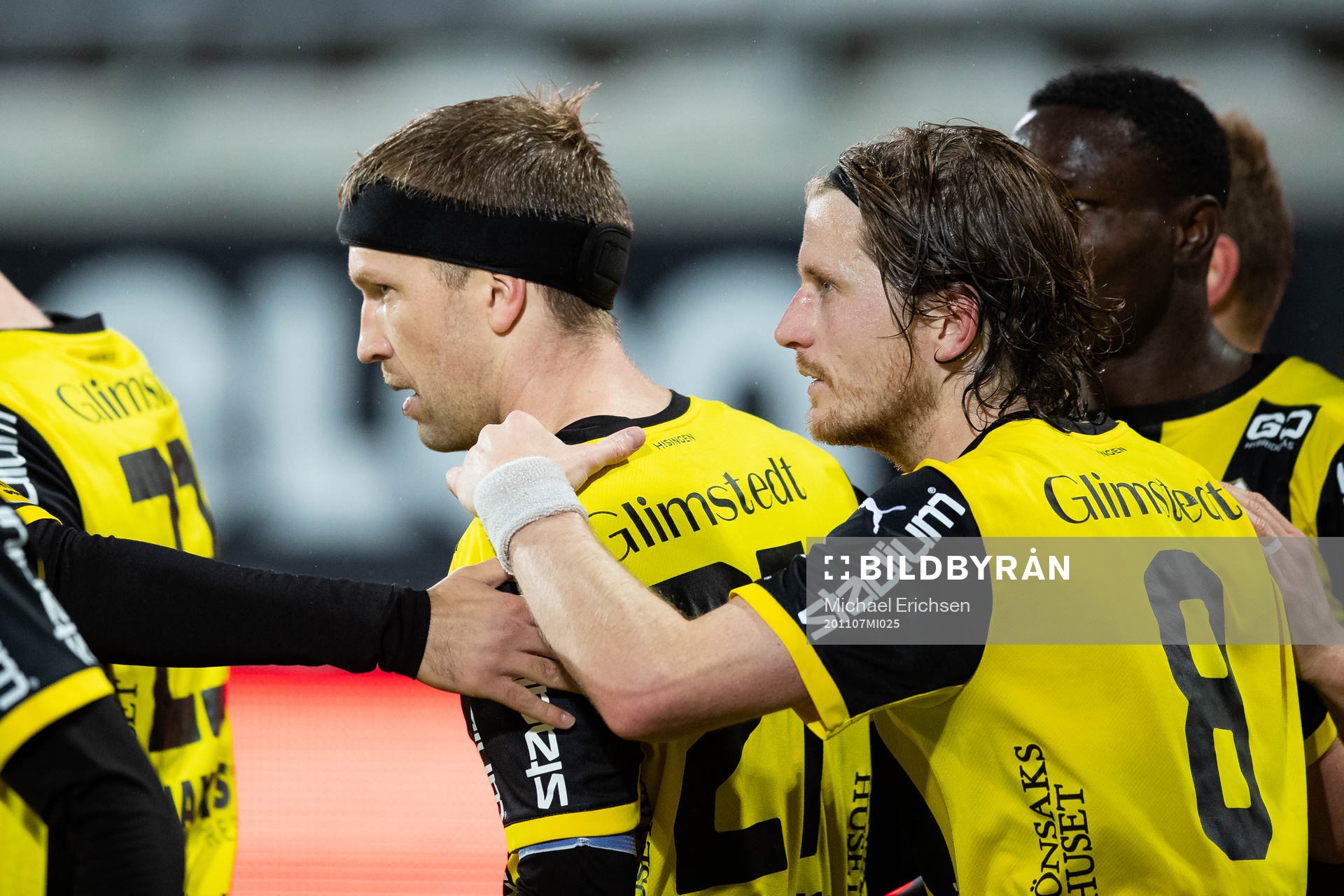 Häckens Rasmus Lindgren jublar med lagkamrater