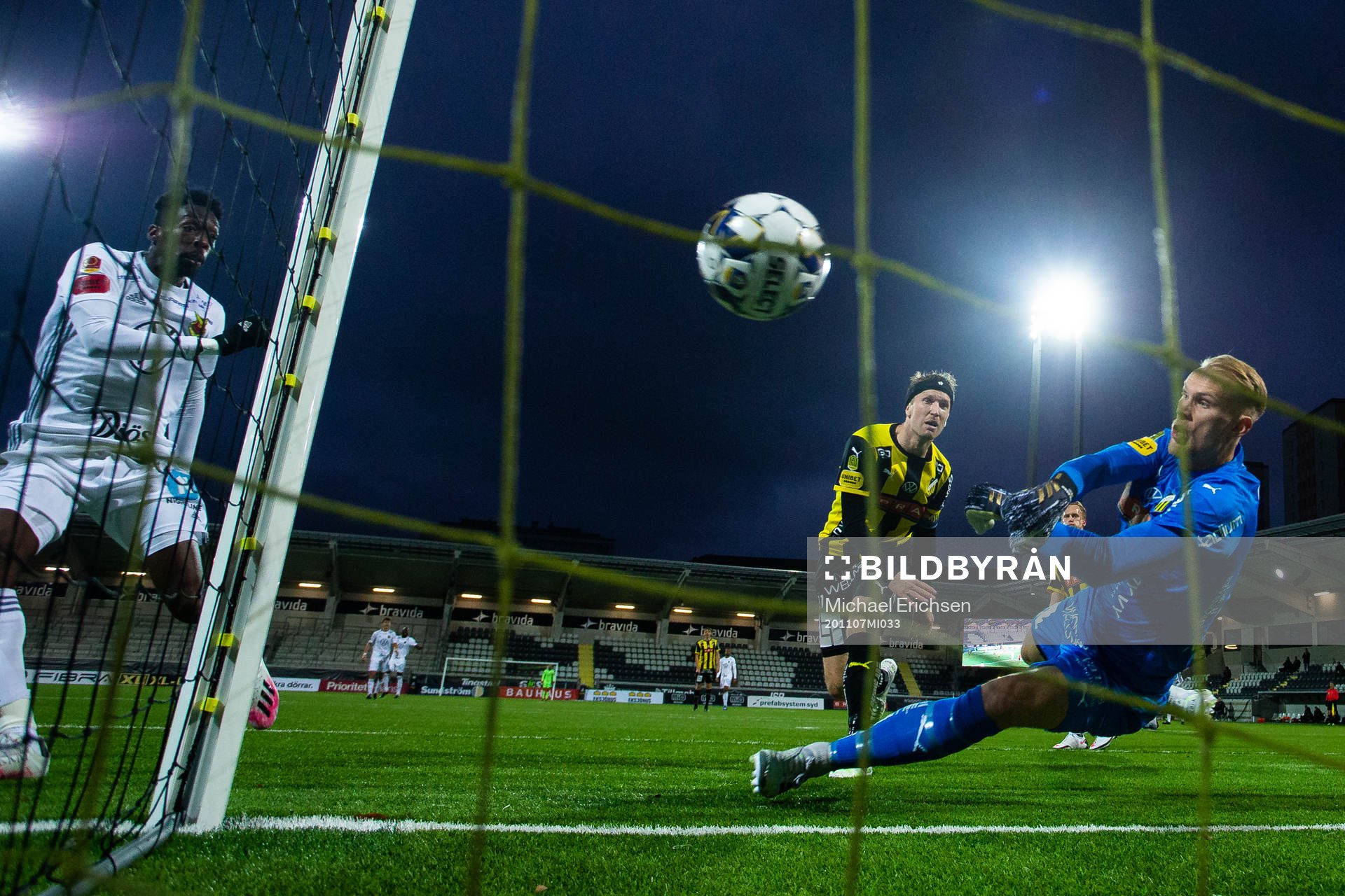 Östersunds Blair Turgott kvitterar till 1-1 bakom Häckens
