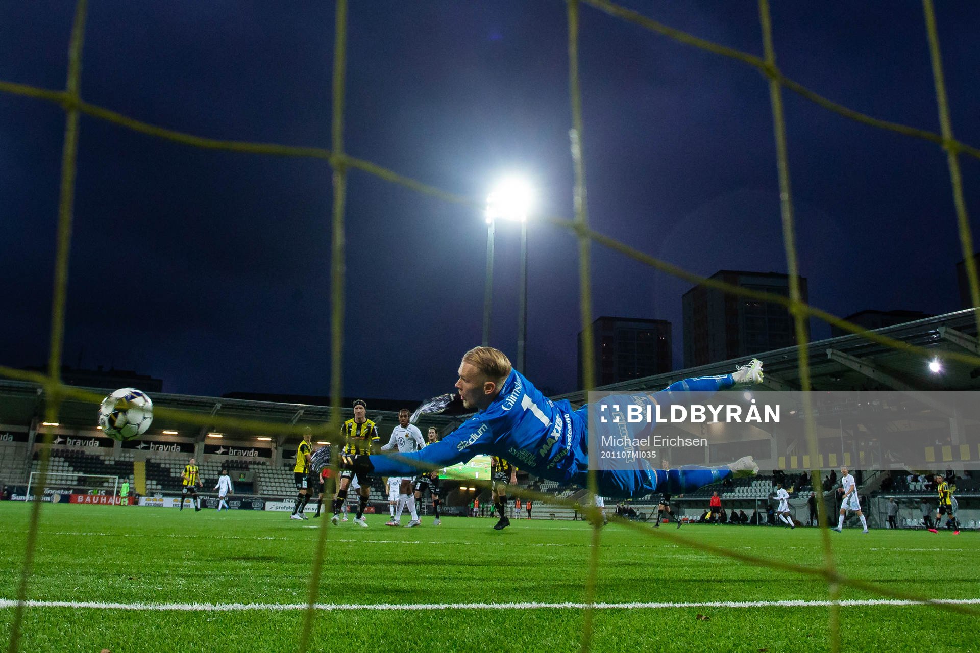 Häckens målvakt Pontus Dahlberg räddar ett skott