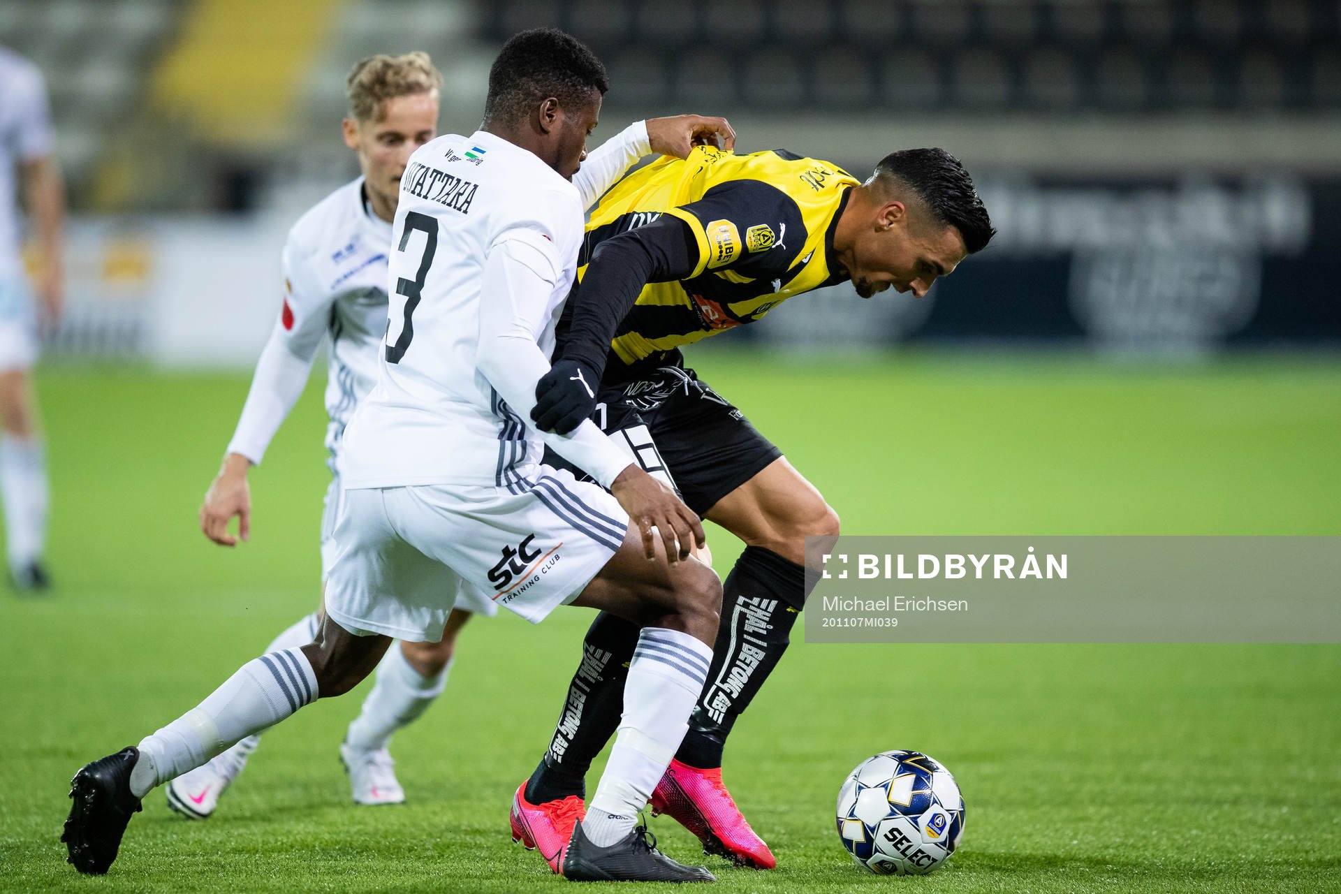 Östersunds Kalpi Wilfried Ouattara och Häckens Ahmed Yasin