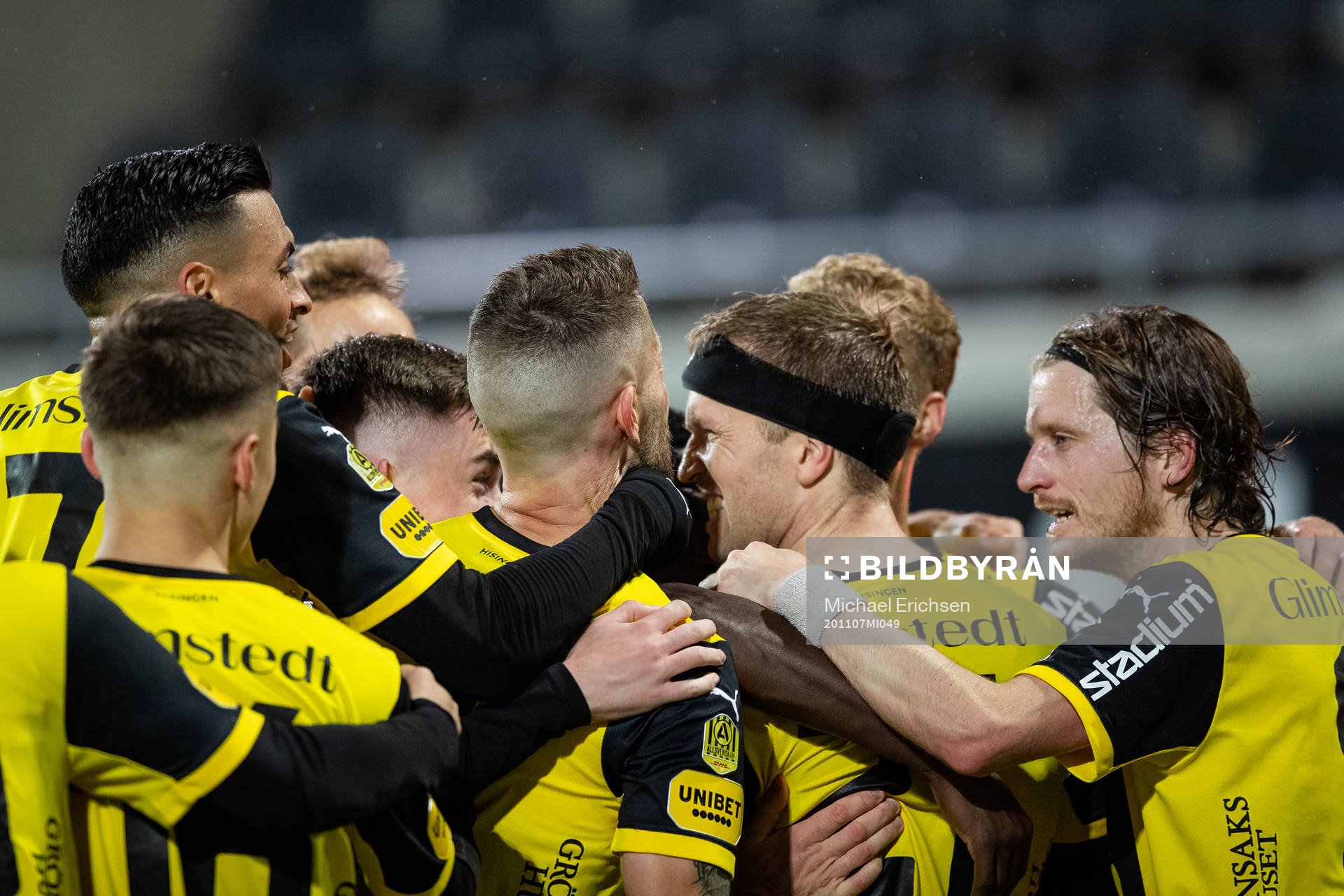 Häckens Rasmus Lindgren jublar med lagkamrater