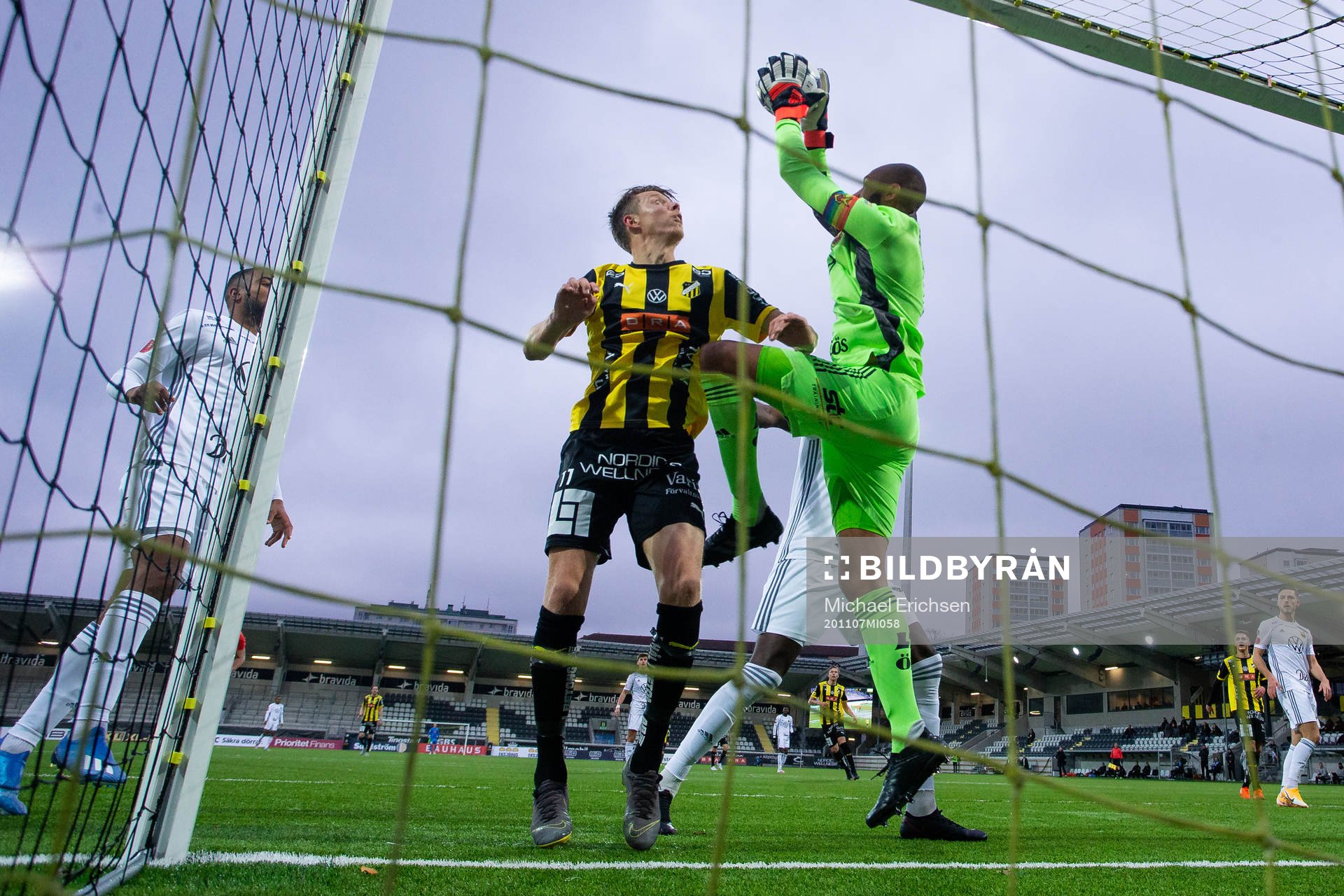 Häckens Viktor Lundberg och Östersunds målvakt Aly Keita