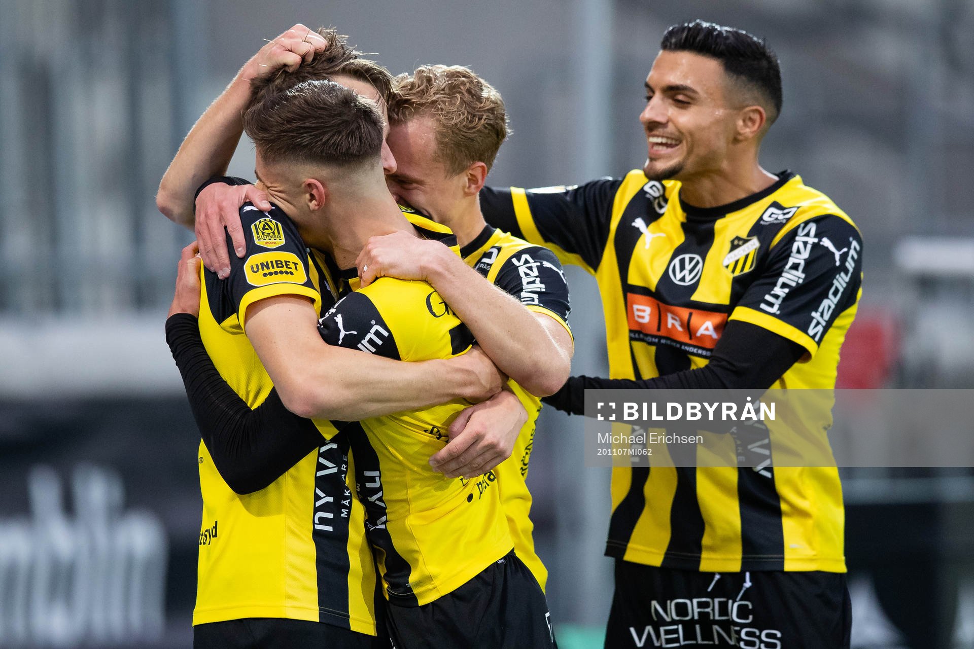 Häckens Viktor Lundberg jublar med lagkamrater