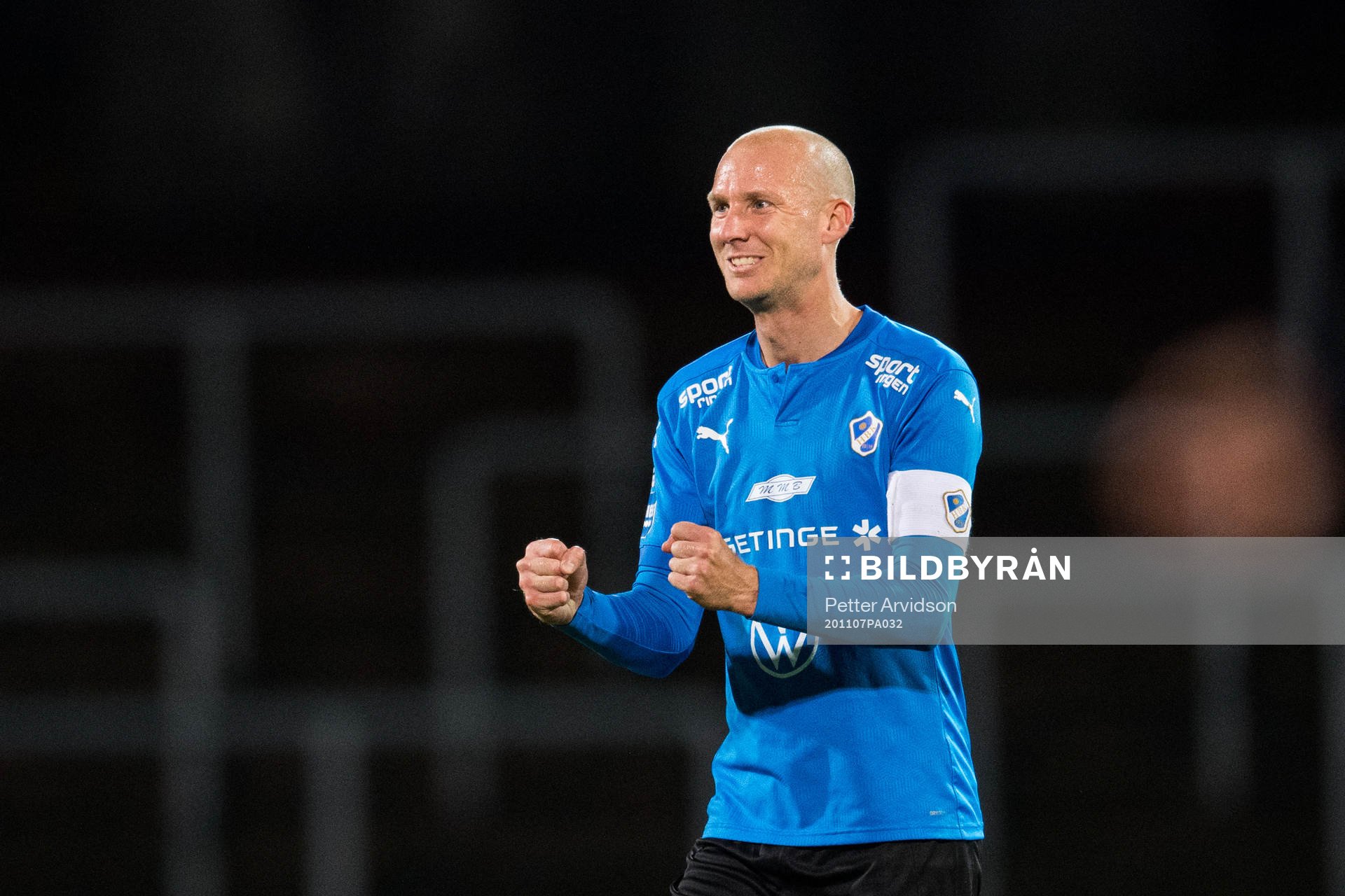 Halmstads Andreas Johansson jublar efter fotbollsmatchen i Superettan mellan Halmstad och Dalkurd den 7 november 2020 i Halmstad.