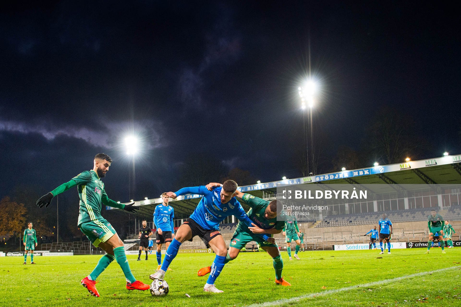 Halmstads Edvin Kurtulus i kamp med Dalkurds Malkolm Moenza och Isac Larsson under fotbollsmatchen i Superettan mellan Halmstad och Dalkurd den 7 november 2020 i Halmstad.