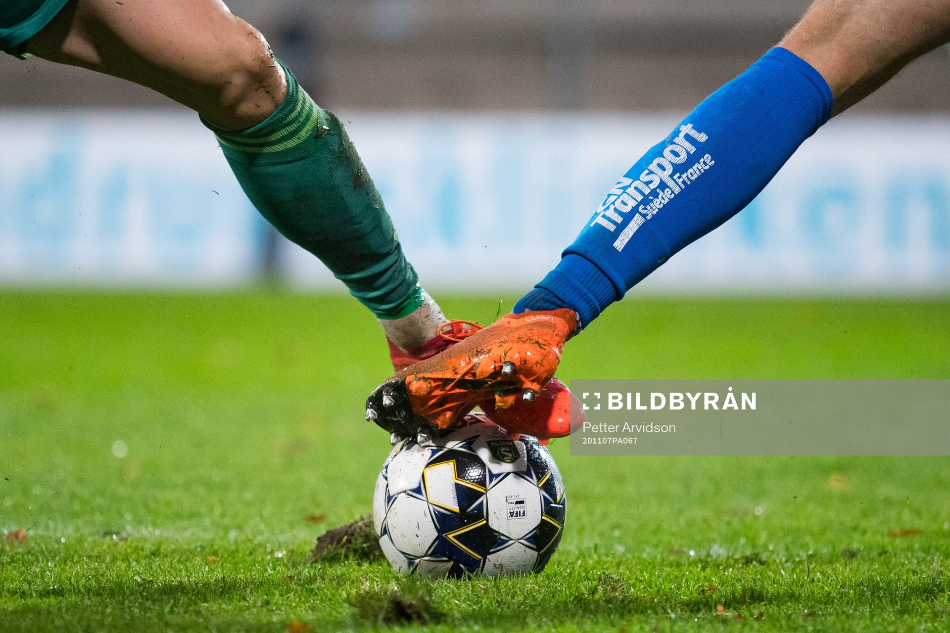 Kamp om bollen under fotbollsmatchen i Superettan mellan Halmstad och Dalkurd den 7 november 2020 i Halmstad.