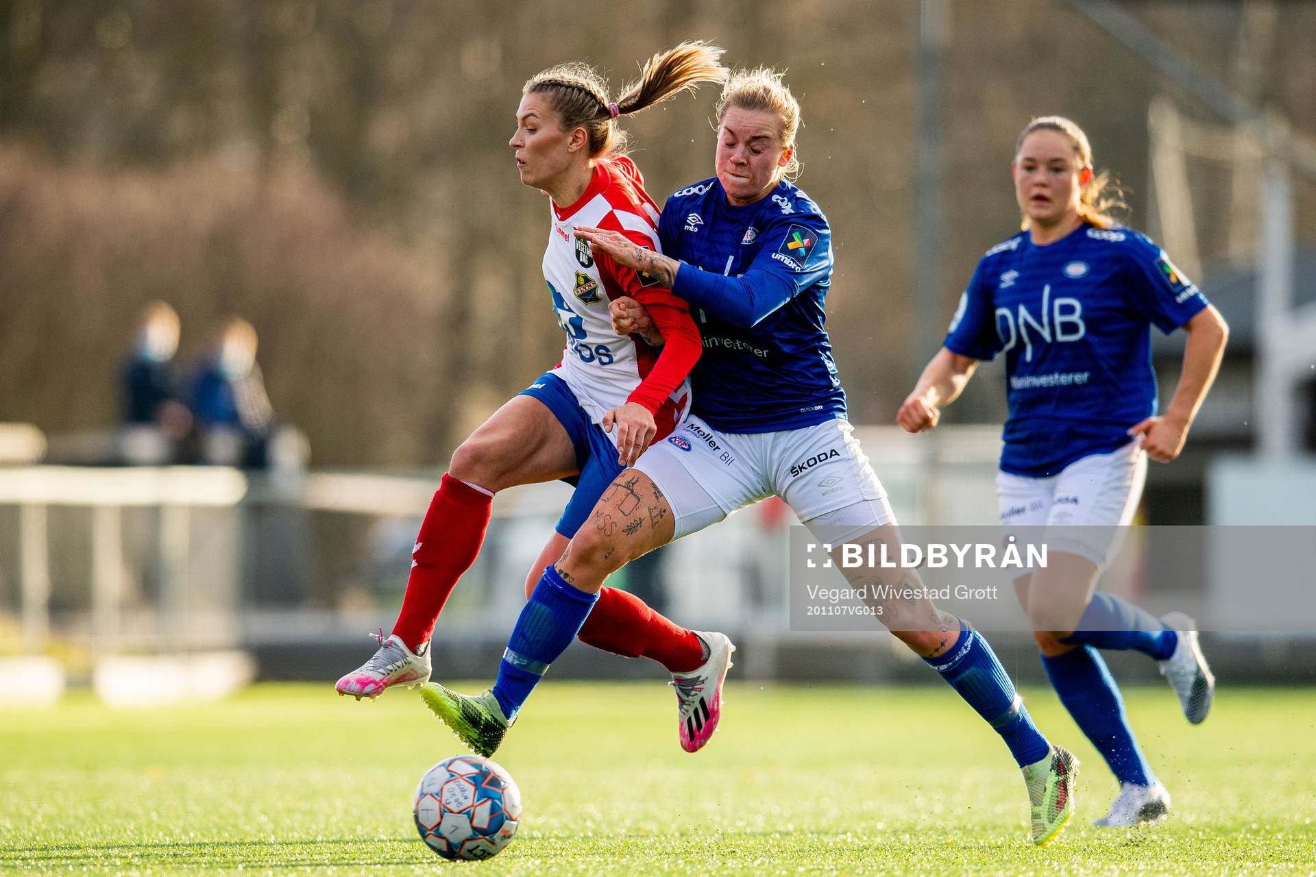 Mimmi Löfwenius Veum of Lyn and Marie Dølvik Markussen of Vålerenga during the Toppserien football match between Lyn and Vålerenga on November 7, 2020 in Oslo.