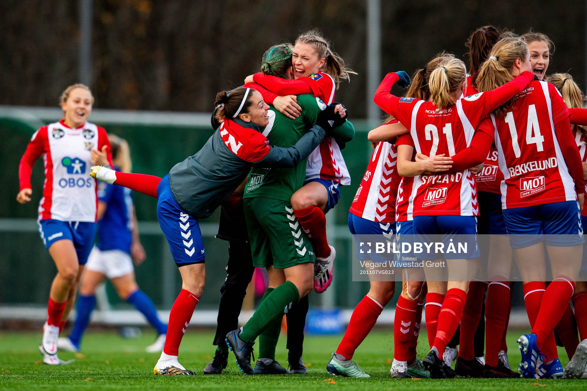 Mimmi Löfwenius Veum and the players of Lyn celebrate after the Toppserien football match between Lyn and Vålerenga on November 7, 2020 in Oslo.