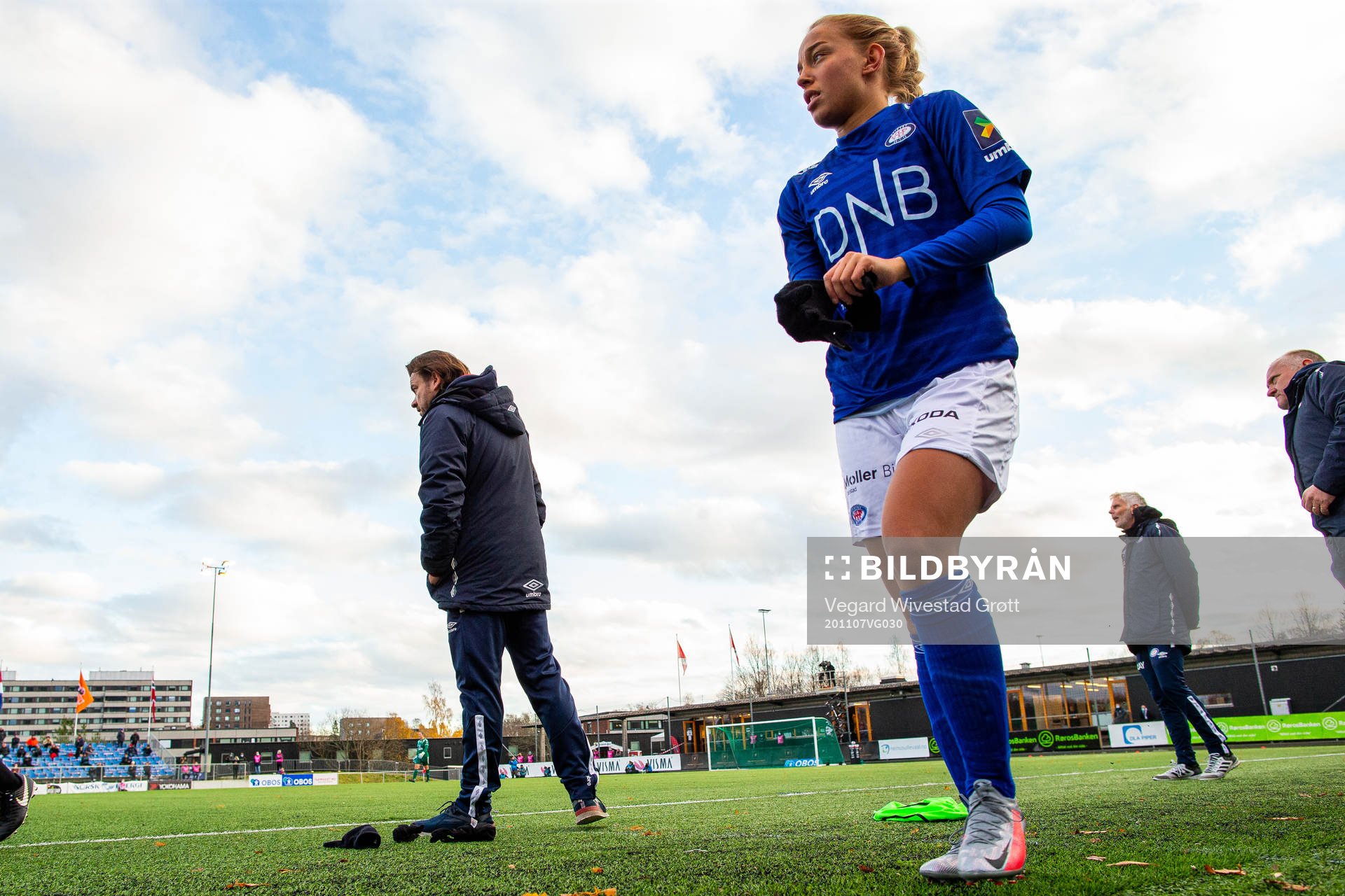 Rikke Bogetveit Nygaard of Vålerenga prepares to come