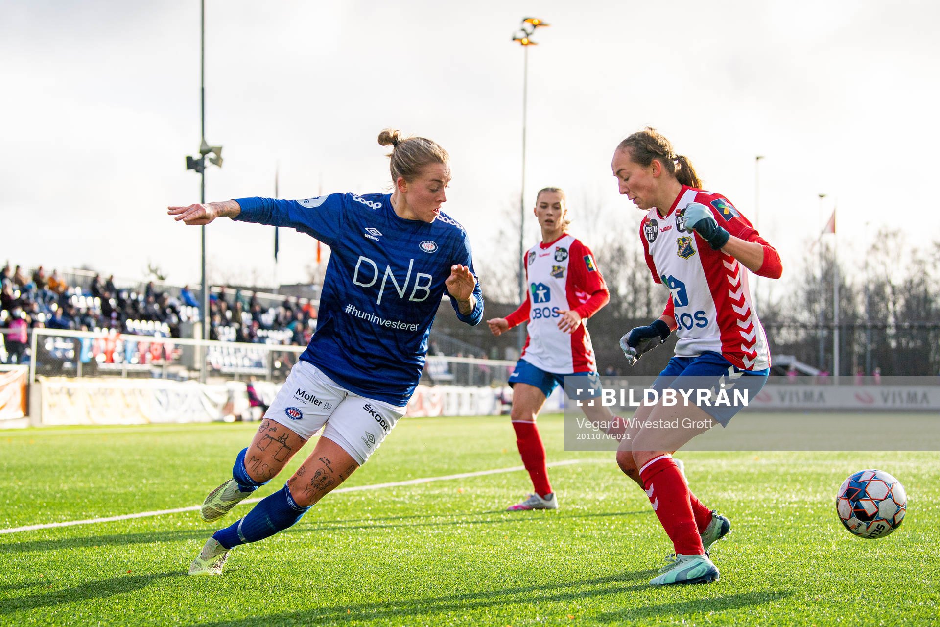 Marie Dølvik Markussen of Vålerenga and Emilie Raaum