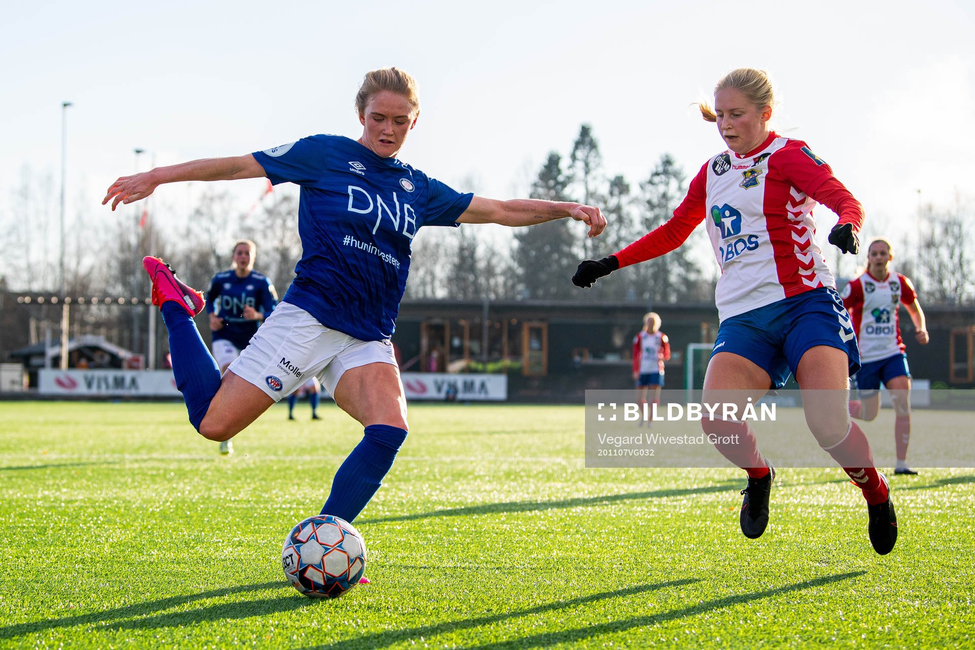 Rikke Marie Madsen of Vålerenga and Iselin Sandnes Olsen