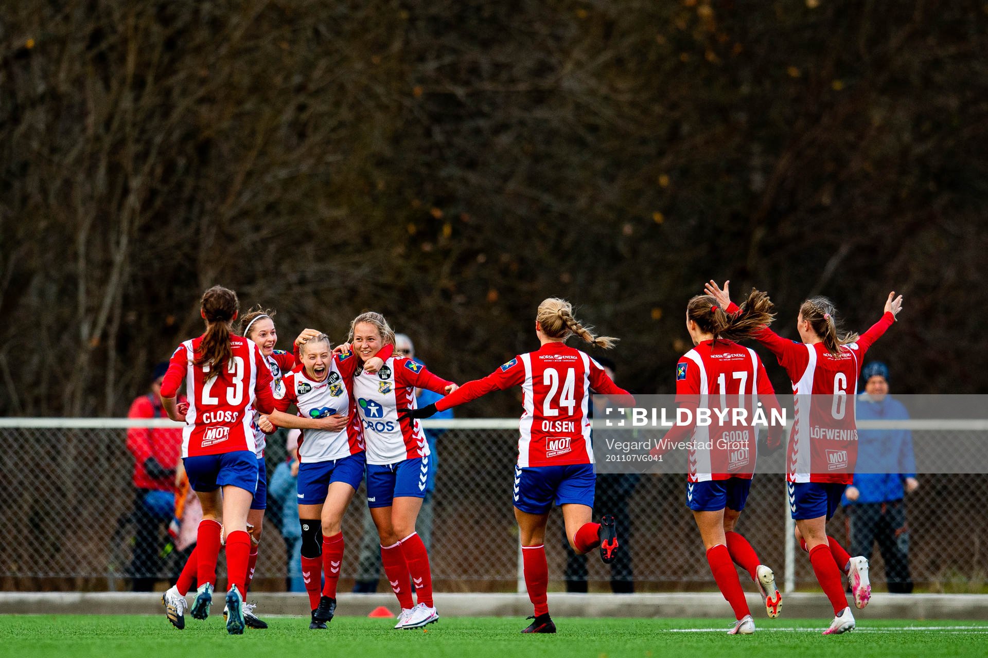 Runa Lillegård of Lyn celebrates with Camilla Linberg and