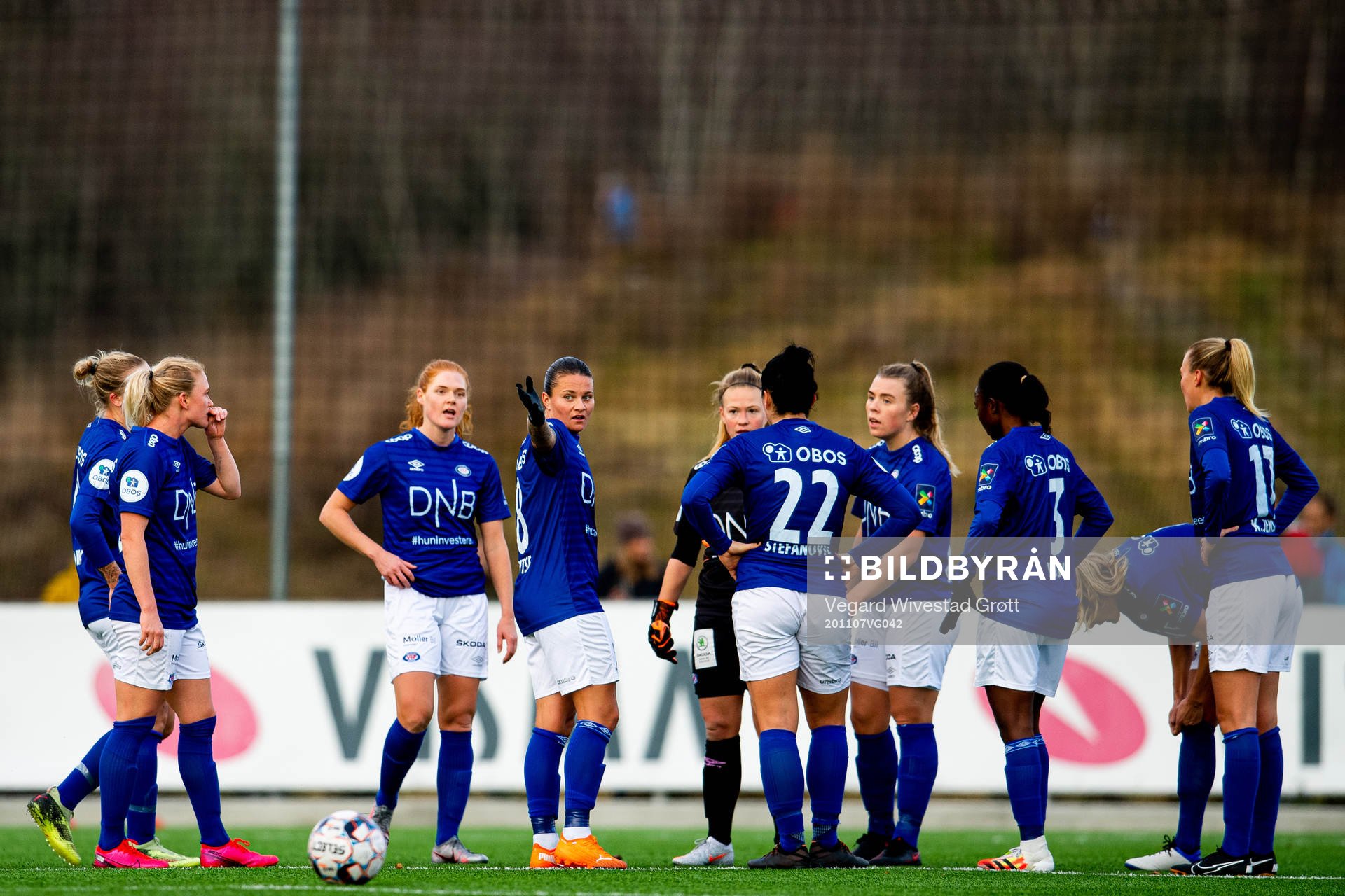 Sherida Spitse and her teammates of Vålerenga look dejected