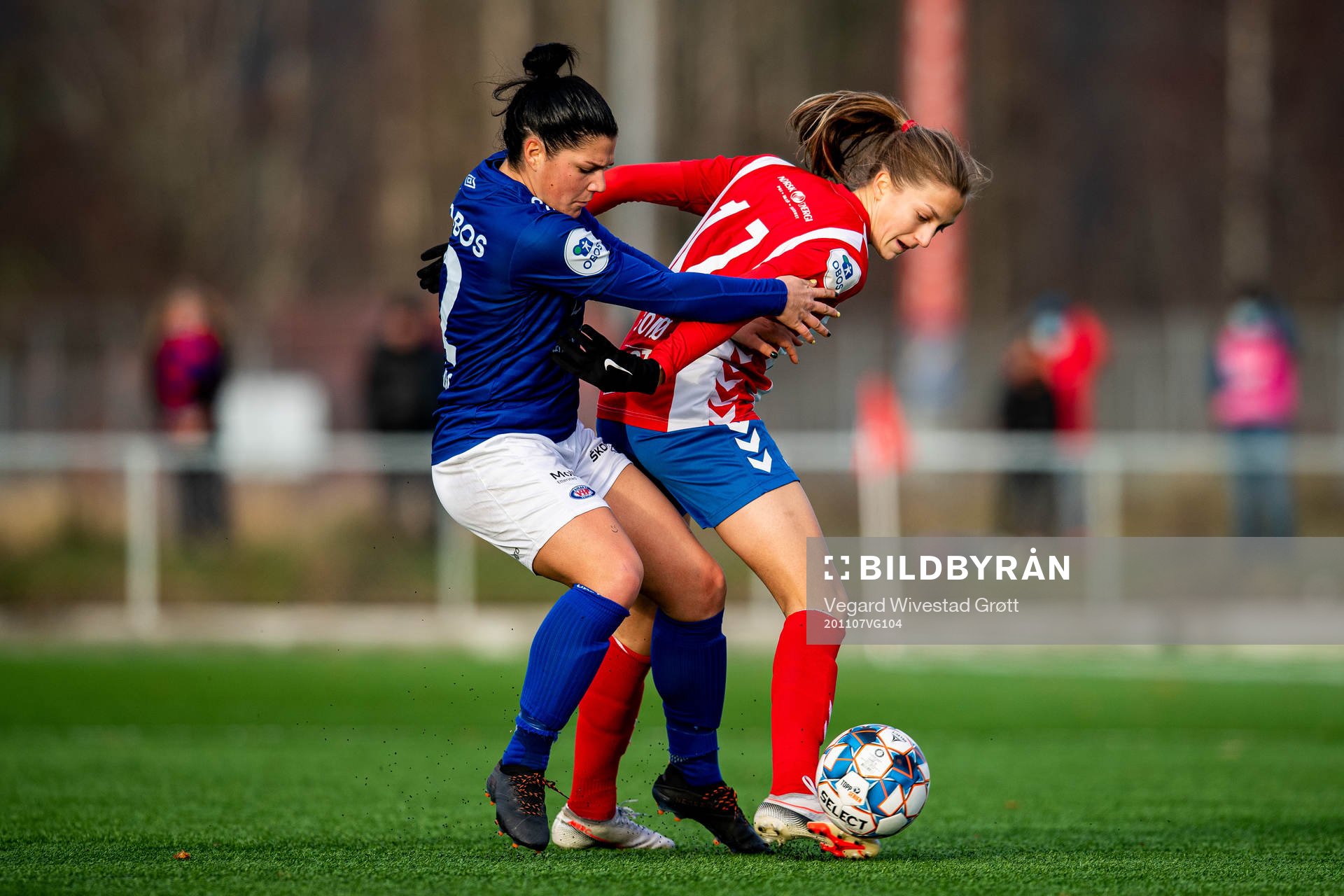 Dejana Stefanovic of Vålerenga and Emma Stølen Godø of