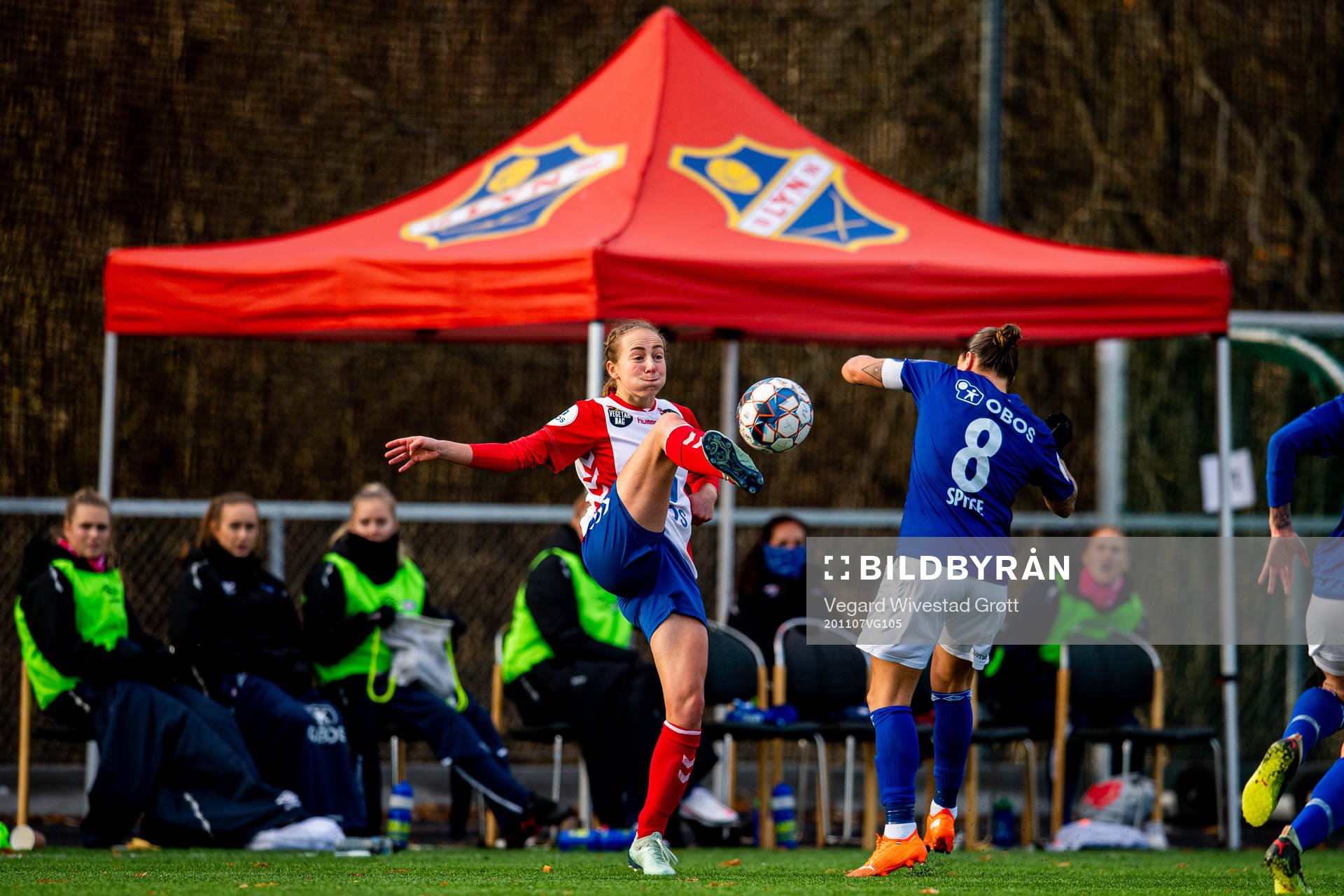 Emilie Raaum Closs of Lyn and Sherida Spitse of Vålerenga