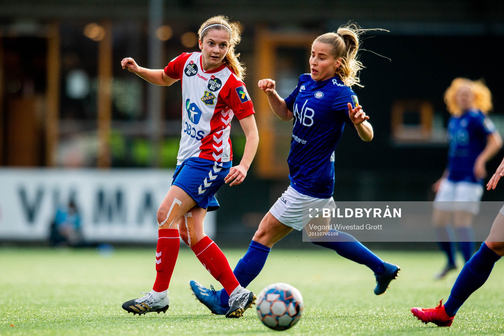 Selma Hernes of Lyn and Sigrid Heien Hansen of Vålerenga
