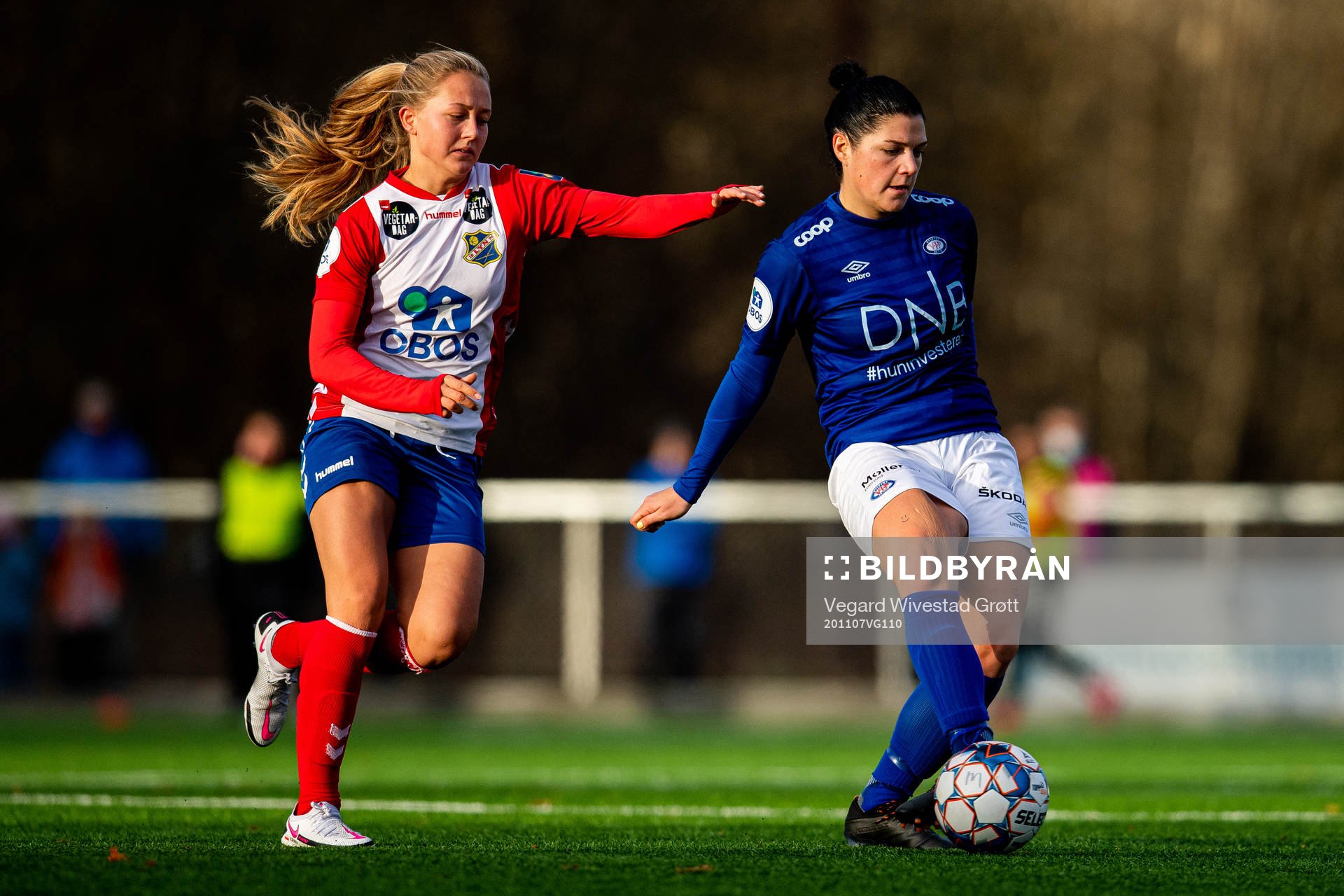 Camilla Linberg of Lyn and Dejana Stefanovic of Vålerenga