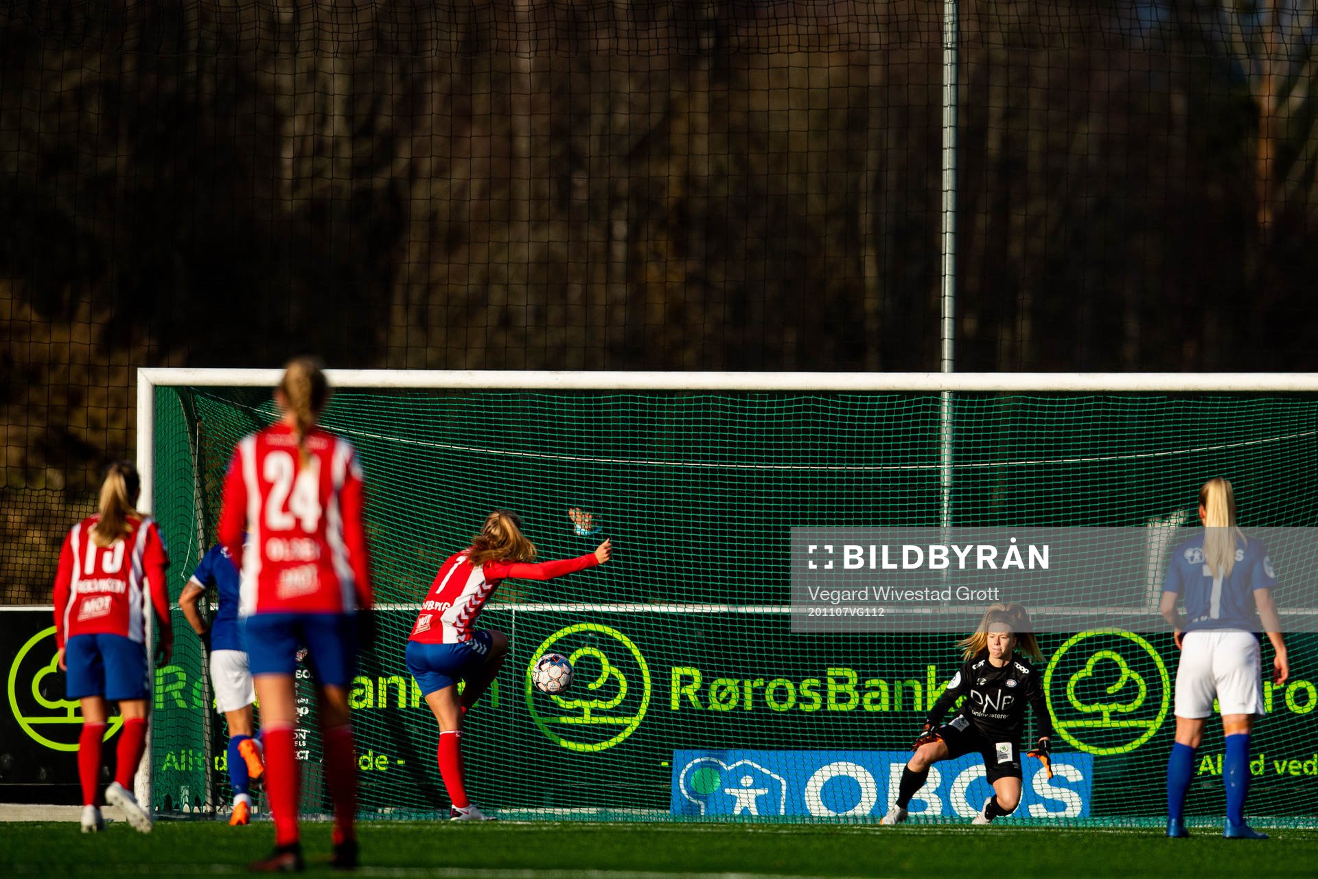 Camilla Linberg of Lyn scores the 1-1 goal