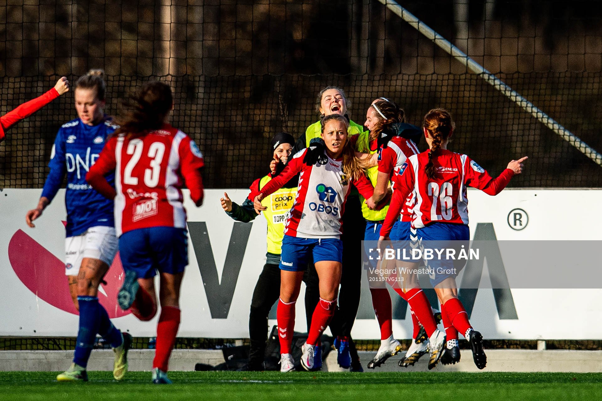 Camilla Linberg of Lyn celebrates with teammates