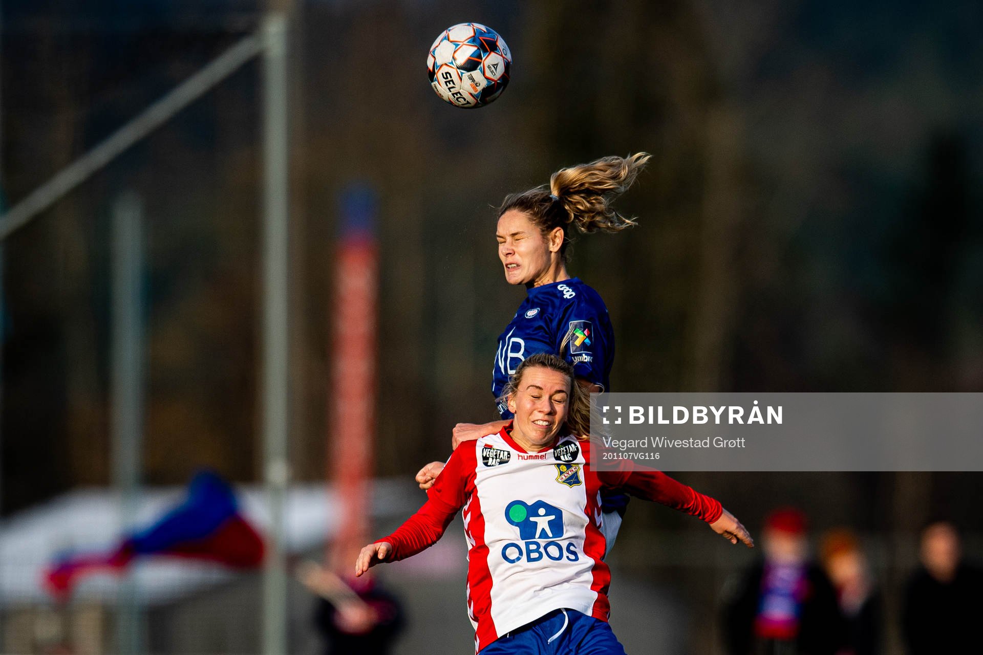 Andrine Tomter of Vålerenga and Sofie Mykkeltveit Tunes of