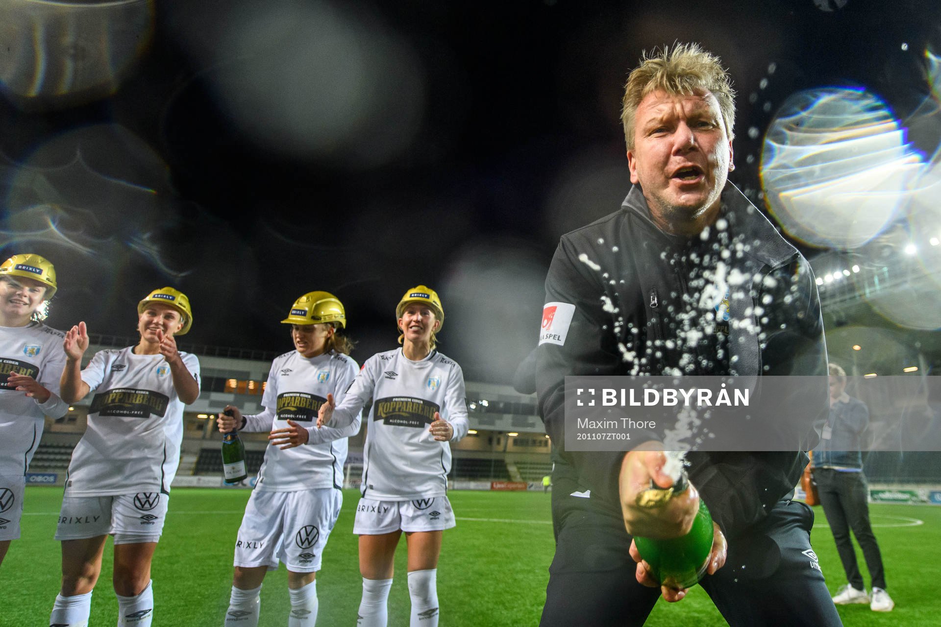Göteborgs tränare Jörgen Ericsson jublar över SM-guldet efter fotbollsmatchen i Damallsvenskan mellan Linköping och Kopparbergs/Göteborg den 7 november 2020 i Linköping.